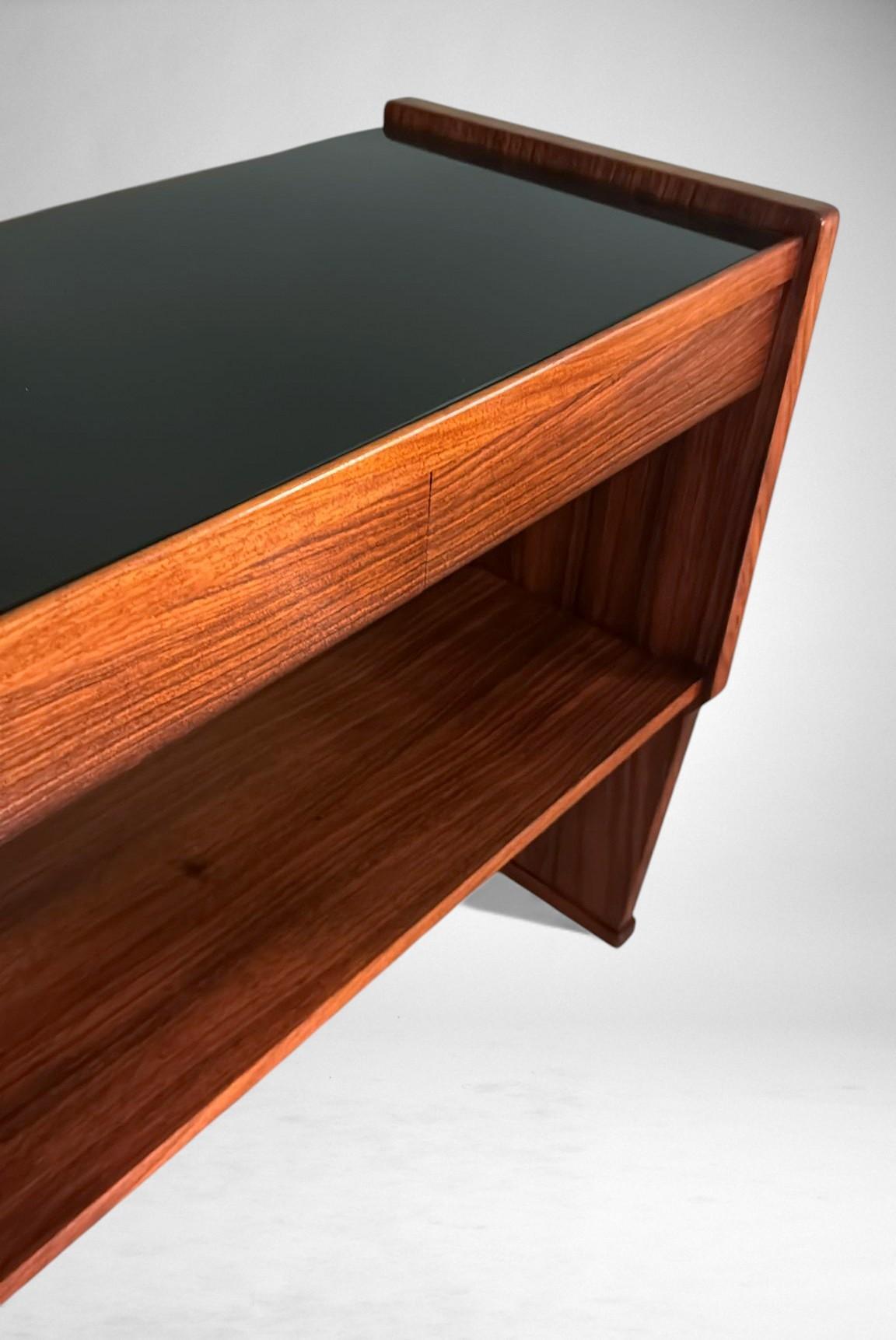 Console italiana moderna di metà secolo in noce rosso con piano in vetro nero in vendita 7