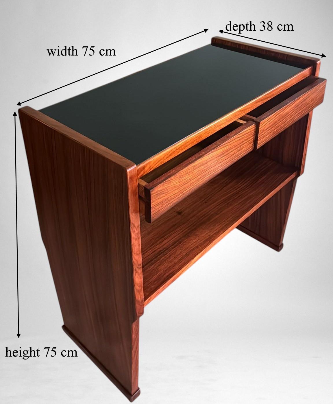 Console italiana moderna di metà secolo in noce rosso con piano in vetro nero in vendita 10