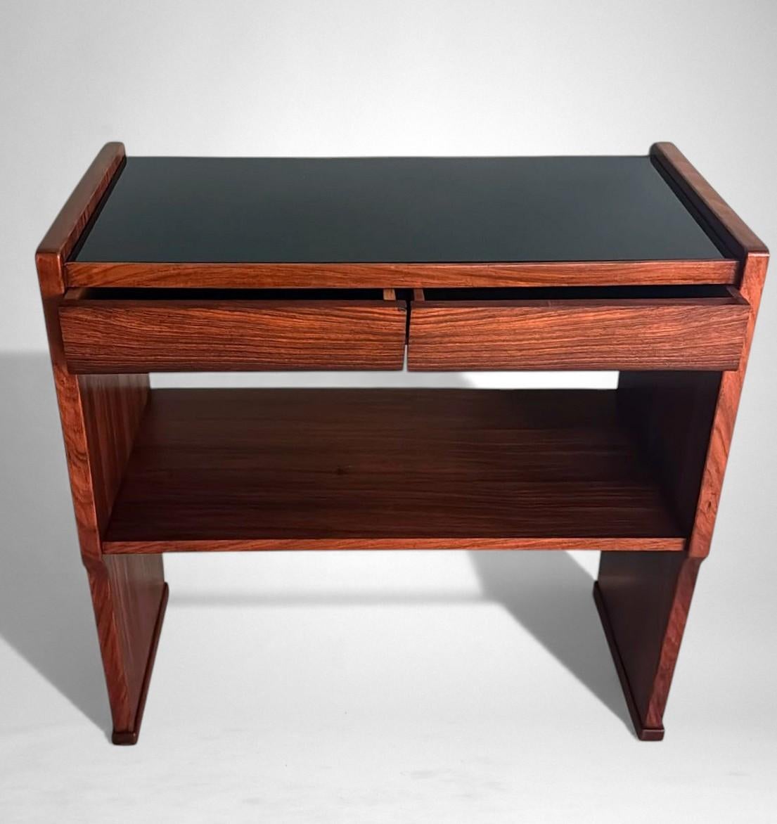 Mid-Century moderno Console italiana moderna di metà secolo in noce rosso con piano in vetro nero in vendita