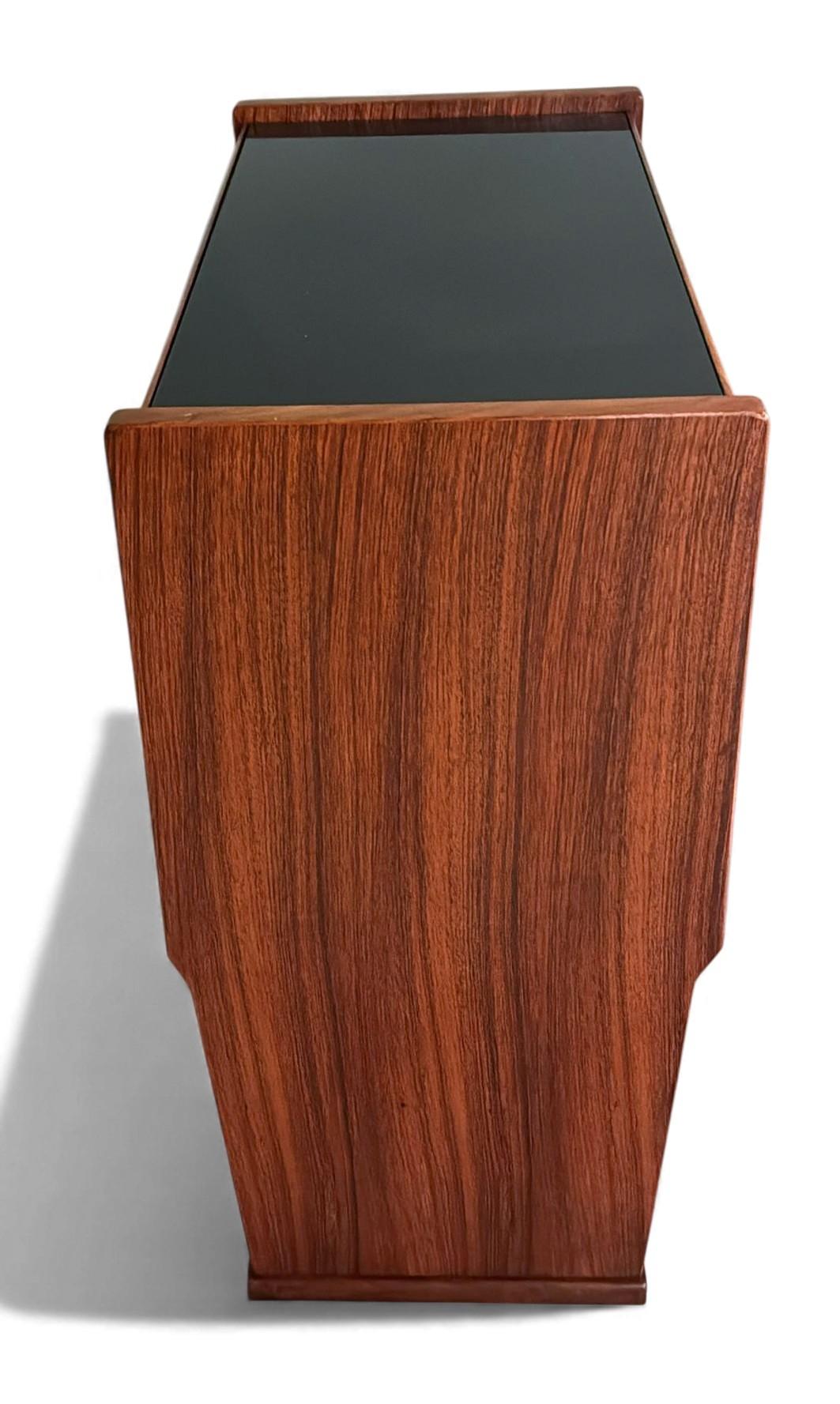 Noce Console italiana moderna di metà secolo in noce rosso con piano in vetro nero in vendita