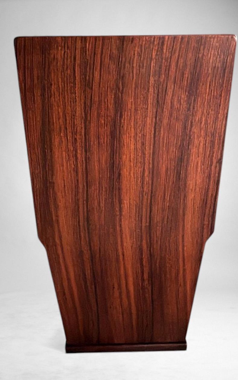 Console italiana moderna di metà secolo in noce rosso con piano in vetro nero in vendita 1