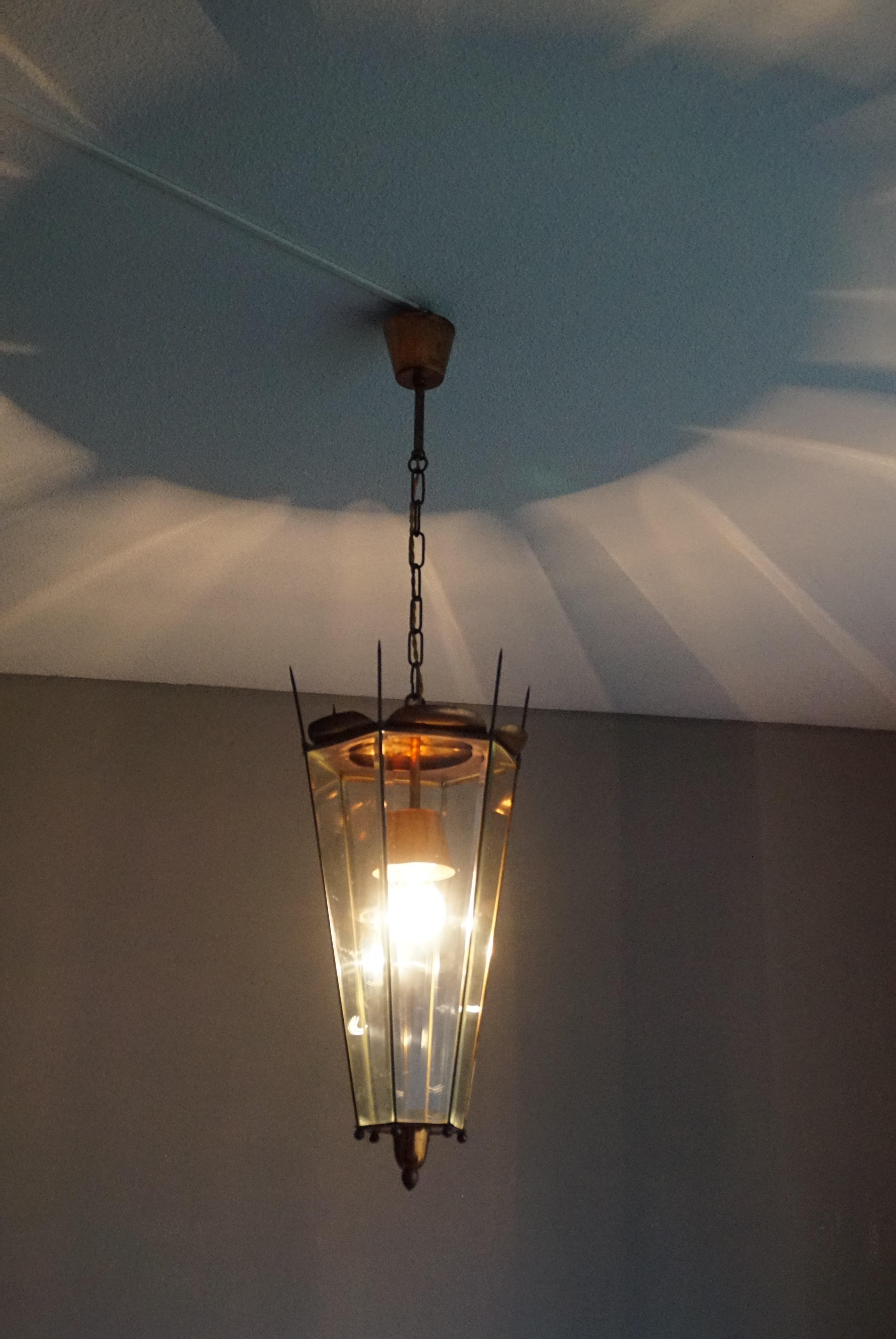 Stunning design and all original, handcrafted pendant light, Italy, 1960s.

For the Mid-Century Modern design enthousiasts and collectors we have brought this remarkable 1950s or 1960s hallway pendant home from our travels to Italy. The combination