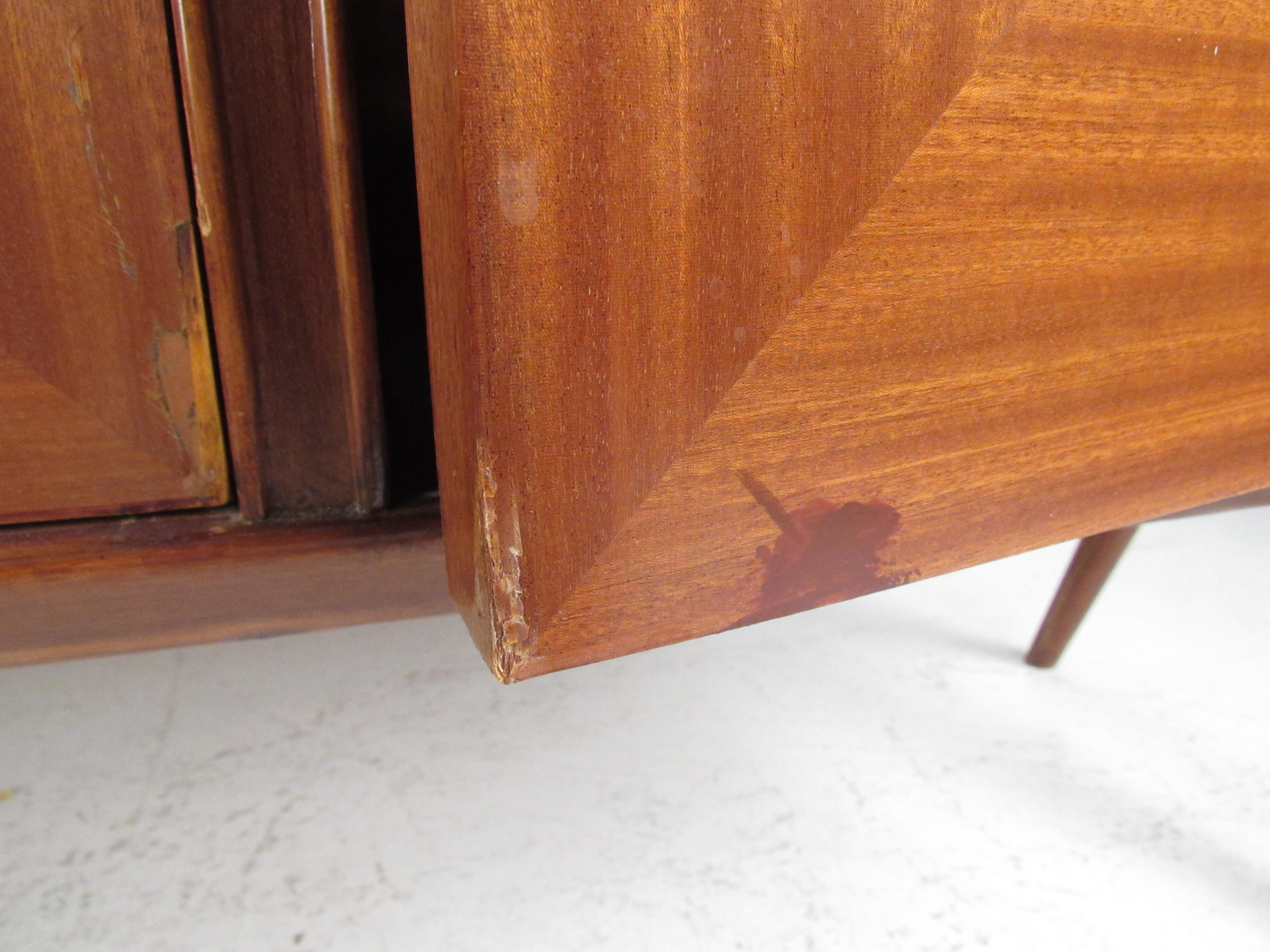 Mid-Century Modern Italian Credenza For Sale 8