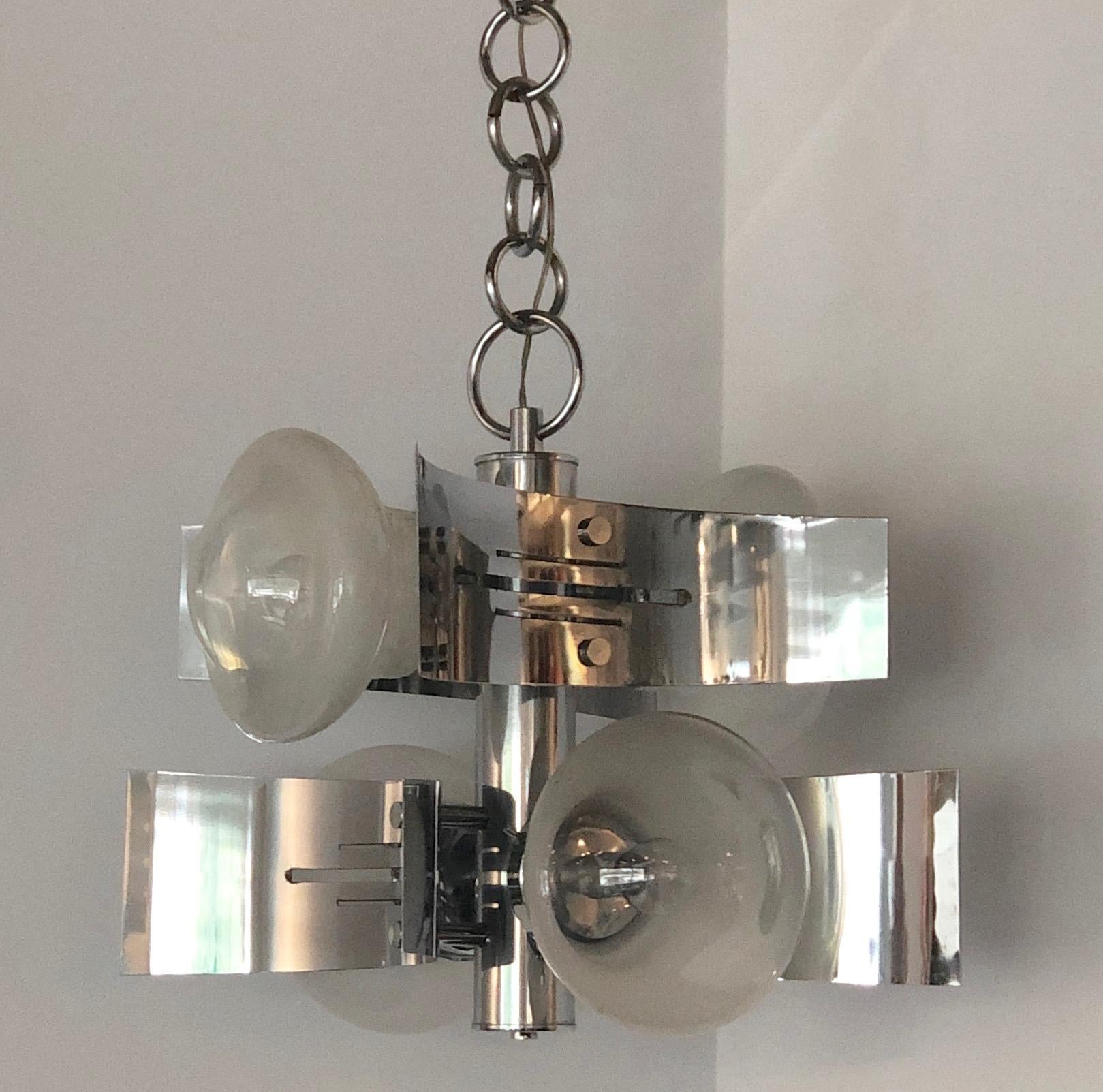 Mid-Century Modern Curved Chrome-Plated Frame with Four Torchère Large Modern Bulb Chandelier For Sale