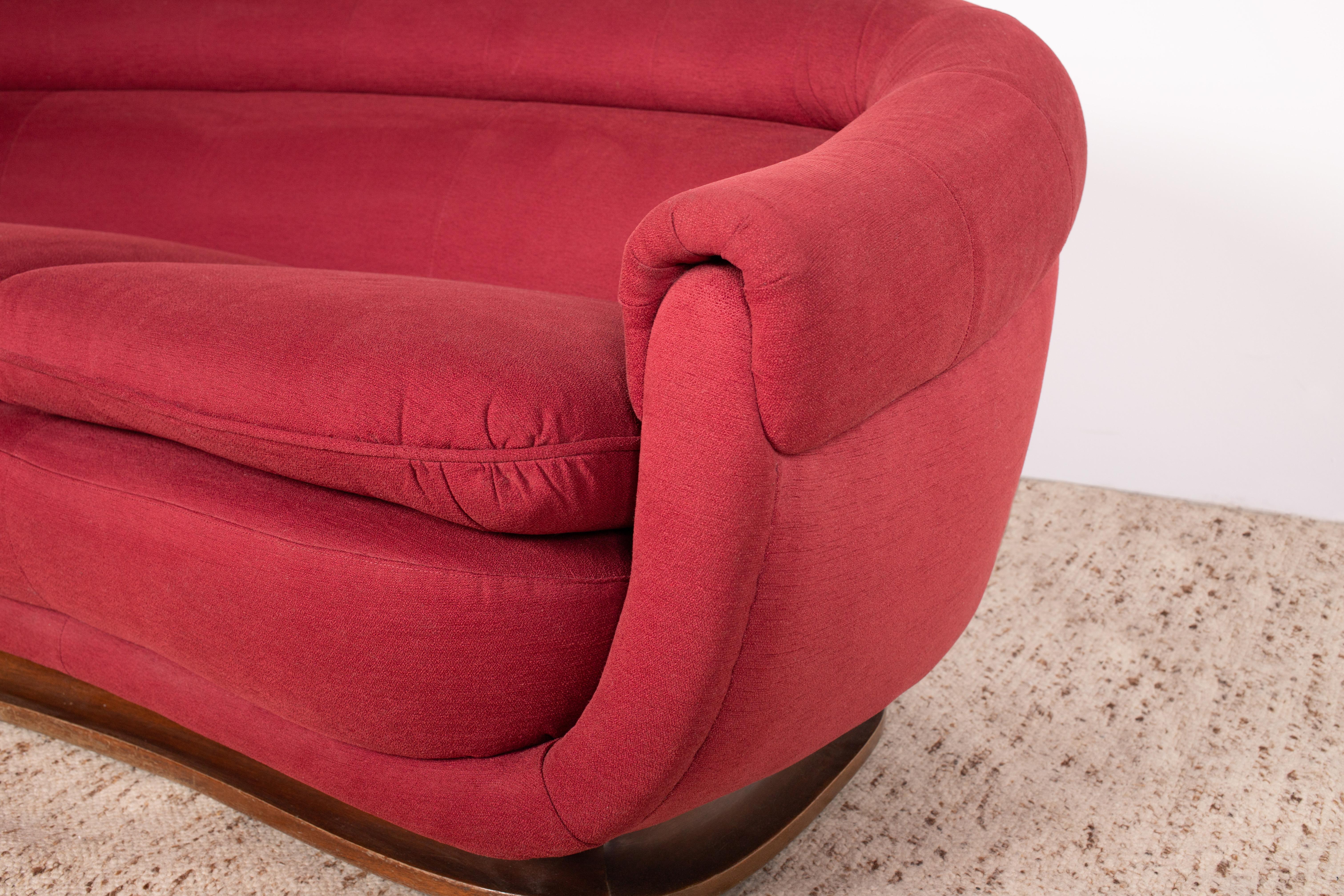 1950er Modernes italienisches geschwungenes / halbmondförmiges 3-Sitz-Sofa aus rotem Stoff und Nussbaum im Angebot 4