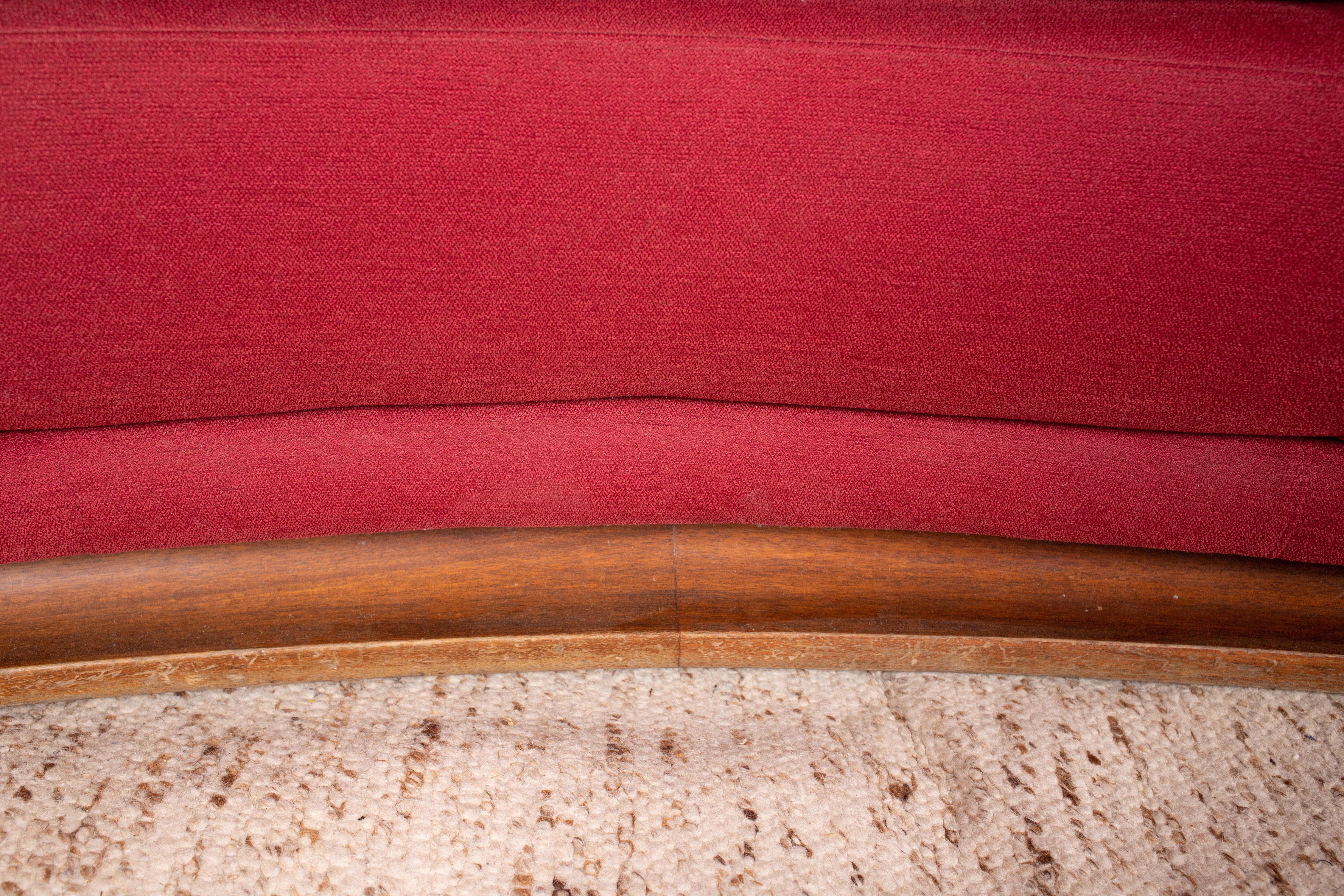 1950er Modernes italienisches geschwungenes / halbmondförmiges 3-Sitz-Sofa aus rotem Stoff und Nussbaum im Angebot 5
