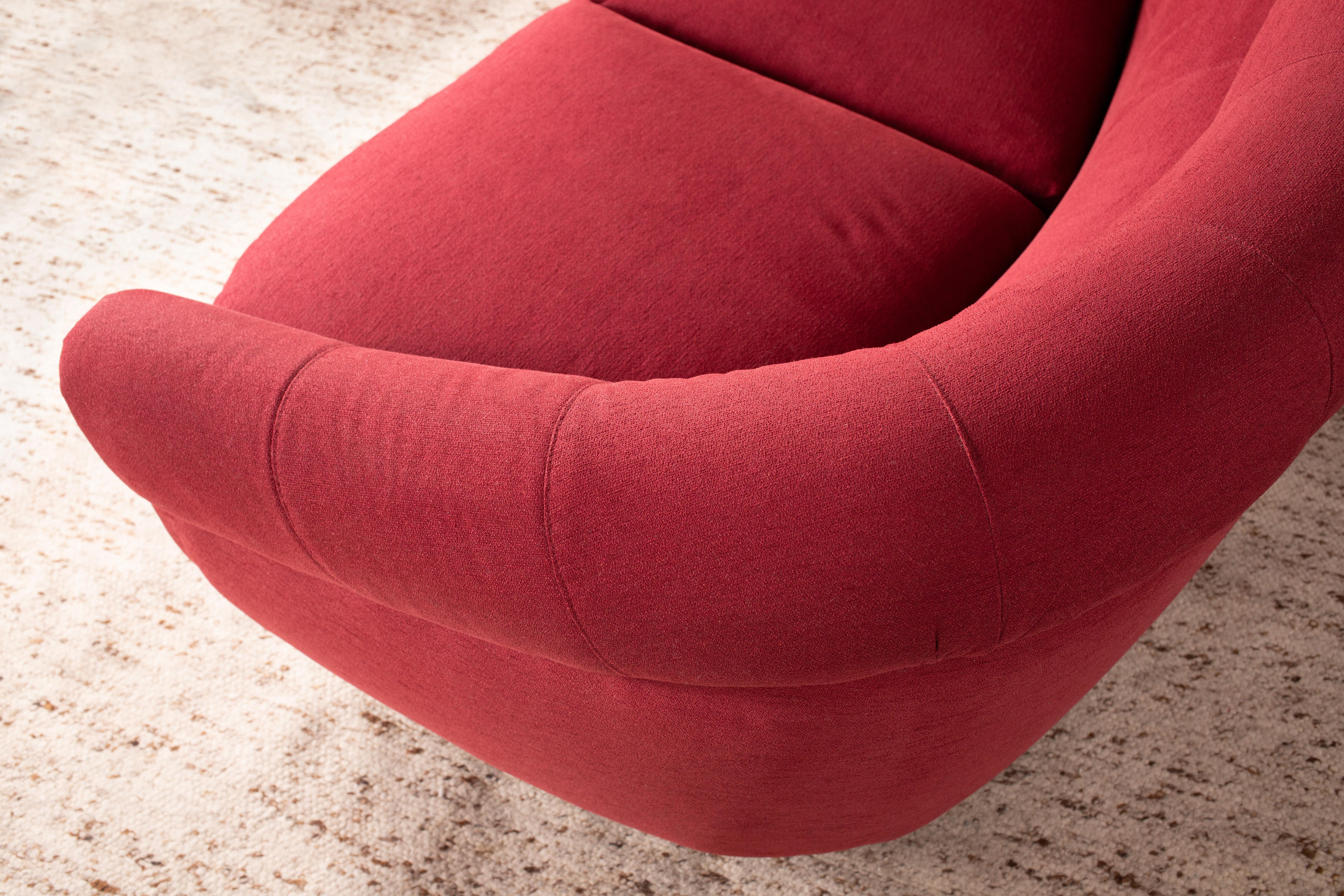 1950er Modernes italienisches geschwungenes / halbmondförmiges 3-Sitz-Sofa aus rotem Stoff und Nussbaum im Angebot 7