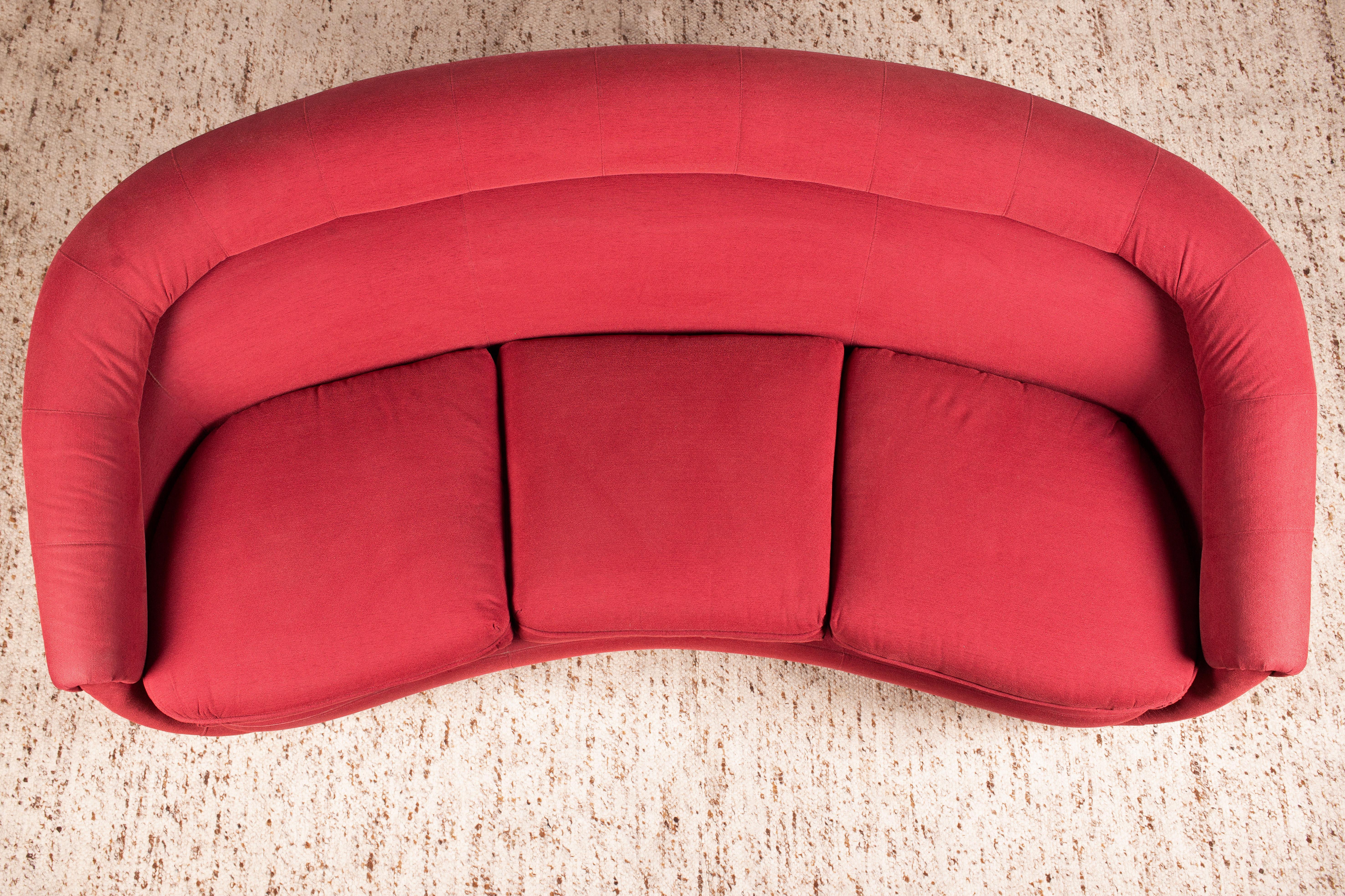 1950er Modernes italienisches geschwungenes / halbmondförmiges 3-Sitz-Sofa aus rotem Stoff und Nussbaum im Angebot 8