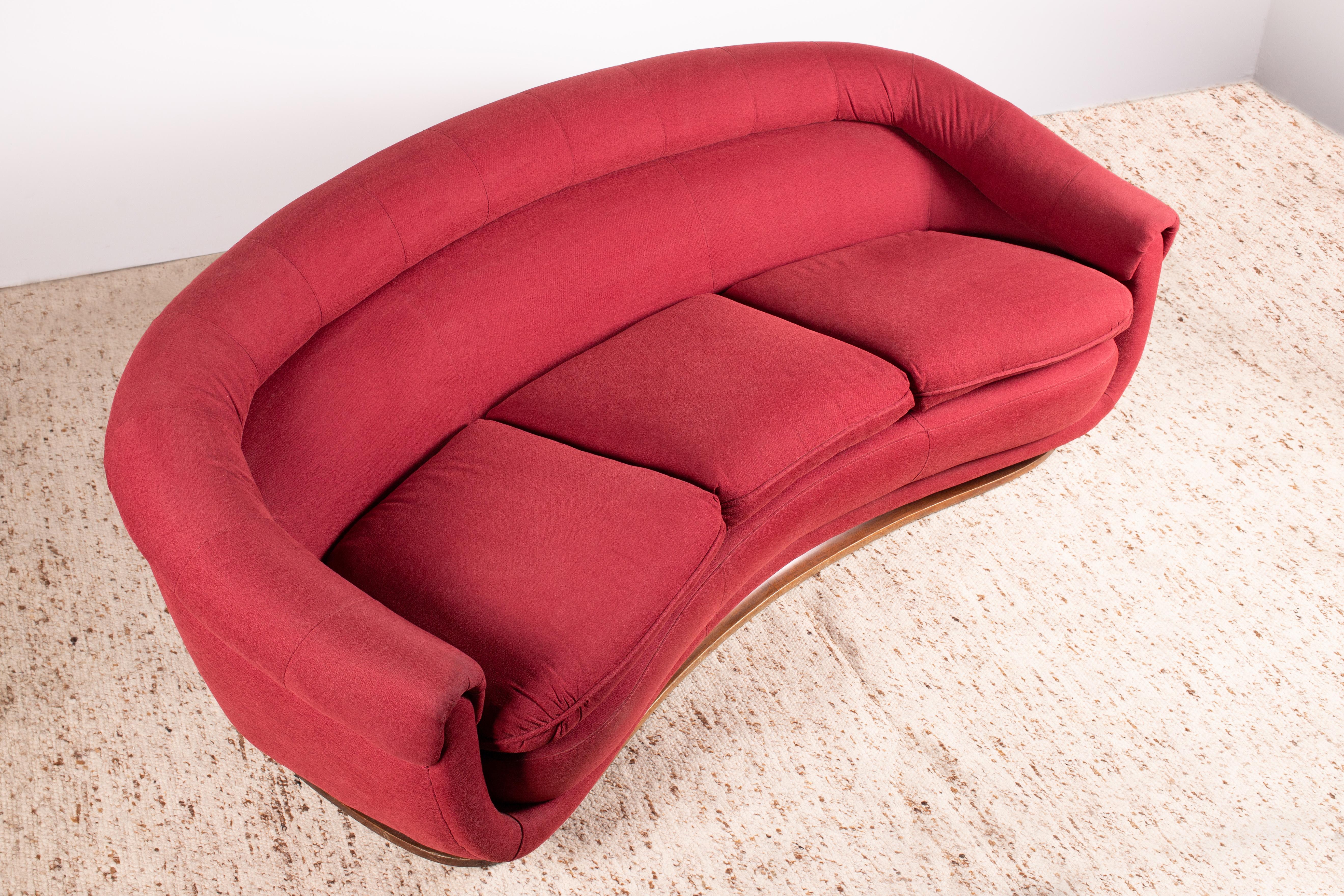 1950er Modernes italienisches geschwungenes / halbmondförmiges 3-Sitz-Sofa aus rotem Stoff und Nussbaum im Angebot 9