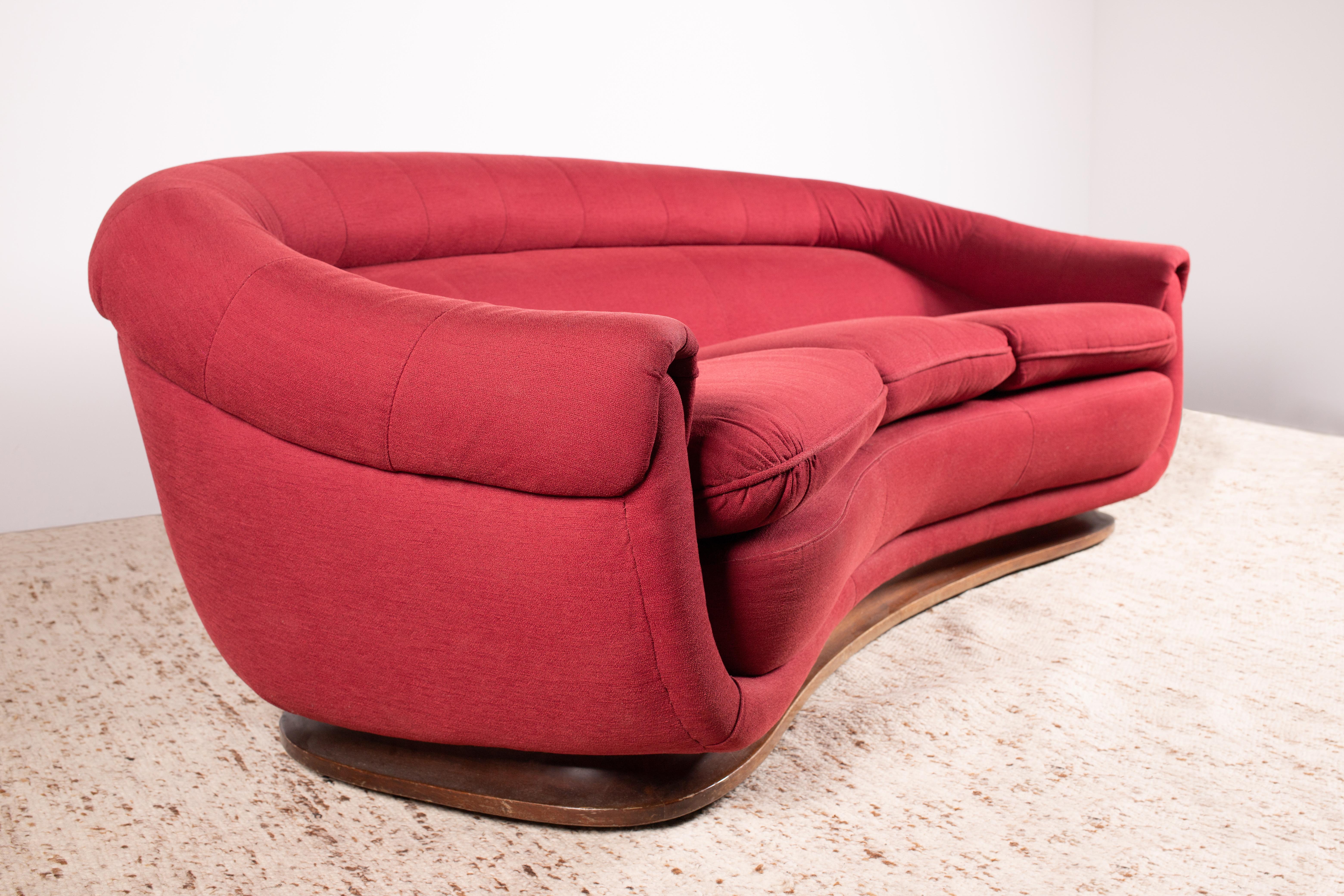 1950er Modernes italienisches geschwungenes / halbmondförmiges 3-Sitz-Sofa aus rotem Stoff und Nussbaum im Angebot 10
