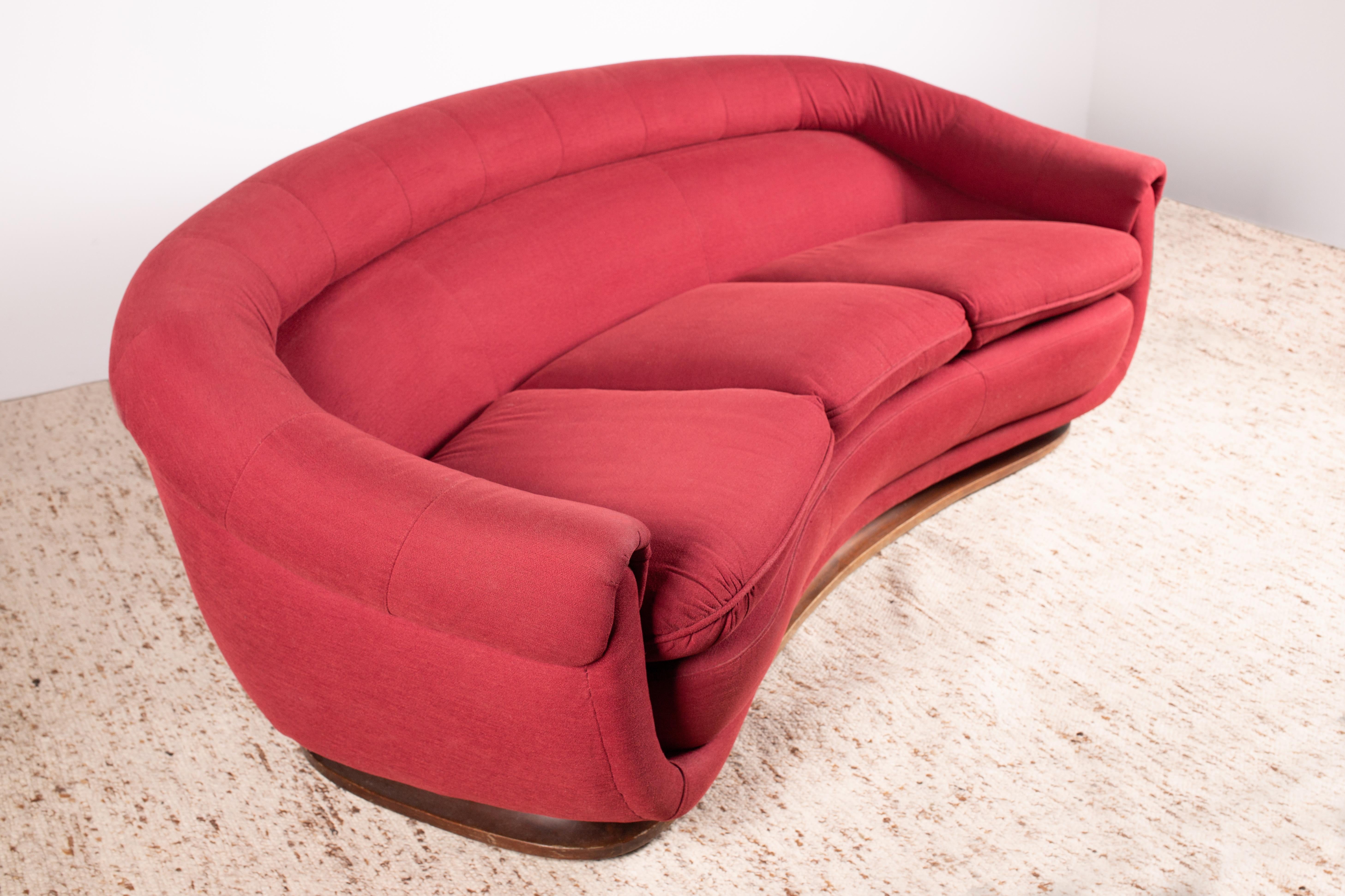 1950er Modernes italienisches geschwungenes / halbmondförmiges 3-Sitz-Sofa aus rotem Stoff und Nussbaum im Angebot 11
