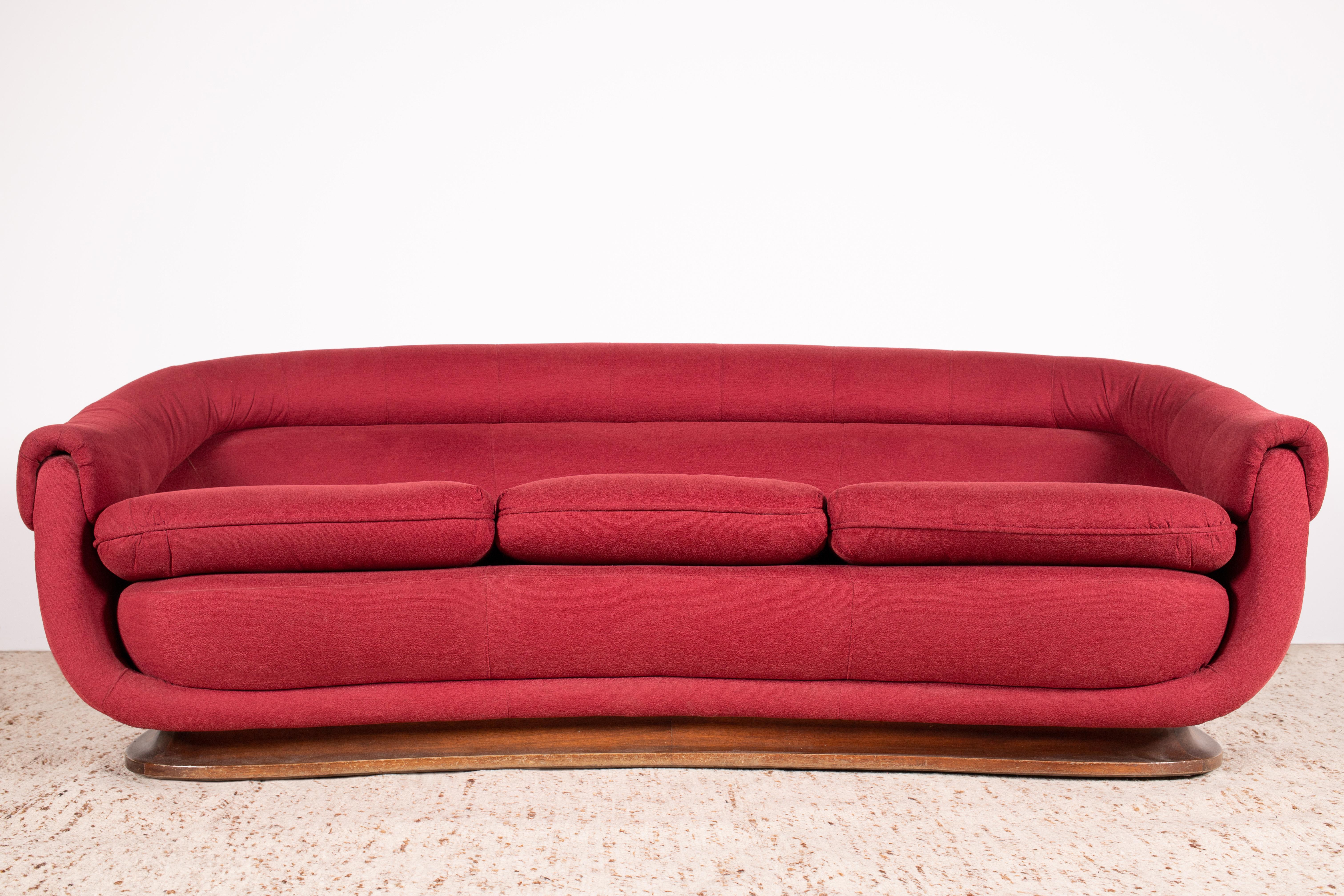 1950s - 1960s Mid-Century Organic Modern Italian curved / crescent 3-seat sofa with dark wood (probably walnut) base and red woven upholstery.

Des lignes élégamment sculptées émanent du motif central en forme de courbe. Un cadre rembourré arrondi,