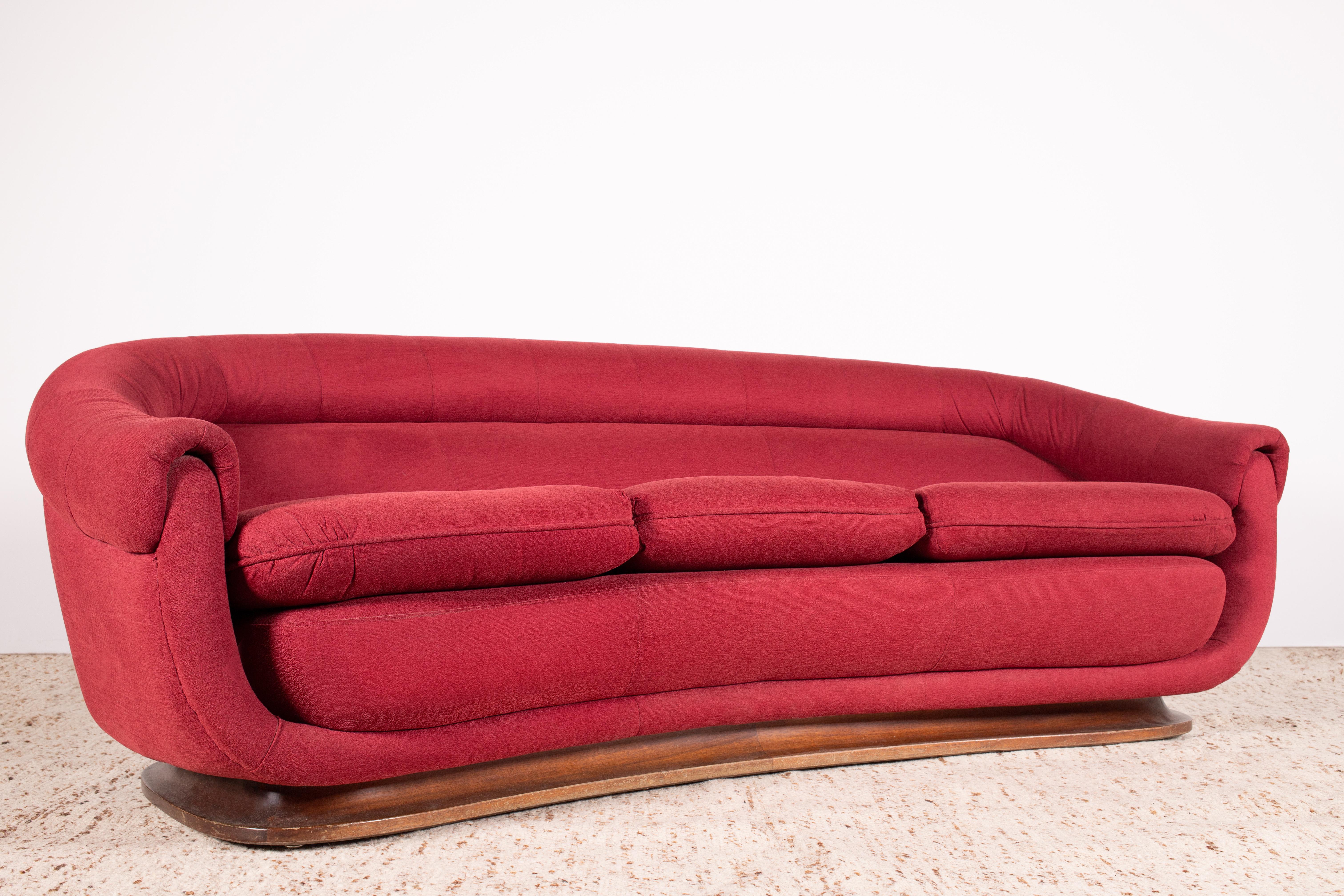 1950er Modernes italienisches geschwungenes / halbmondförmiges 3-Sitz-Sofa aus rotem Stoff und Nussbaum (Organische Moderne) im Angebot