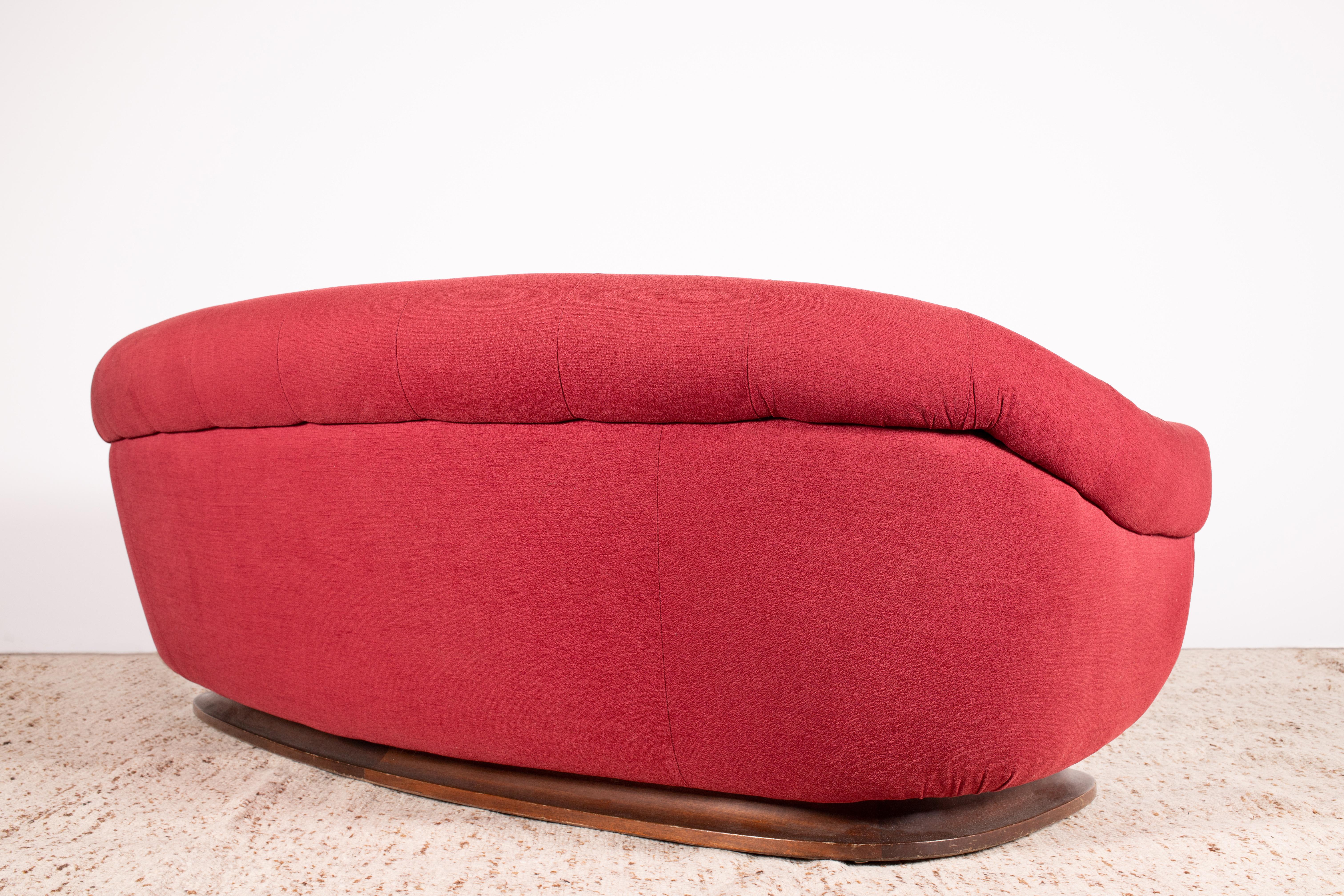 1950er Modernes italienisches geschwungenes / halbmondförmiges 3-Sitz-Sofa aus rotem Stoff und Nussbaum (Italienisch) im Angebot