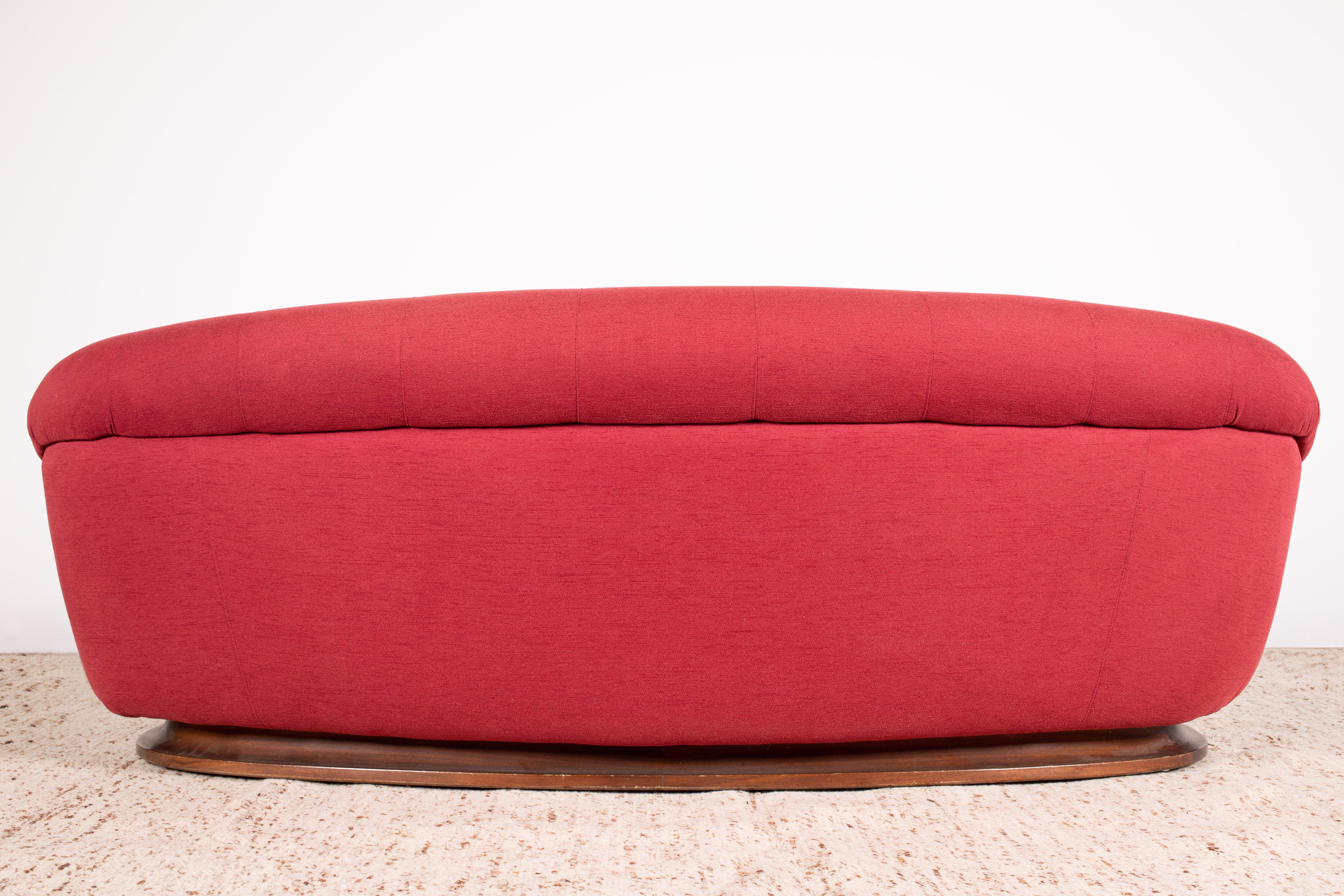 1950er Modernes italienisches geschwungenes / halbmondförmiges 3-Sitz-Sofa aus rotem Stoff und Nussbaum im Zustand „Gut“ im Angebot in Grand Cayman, KY