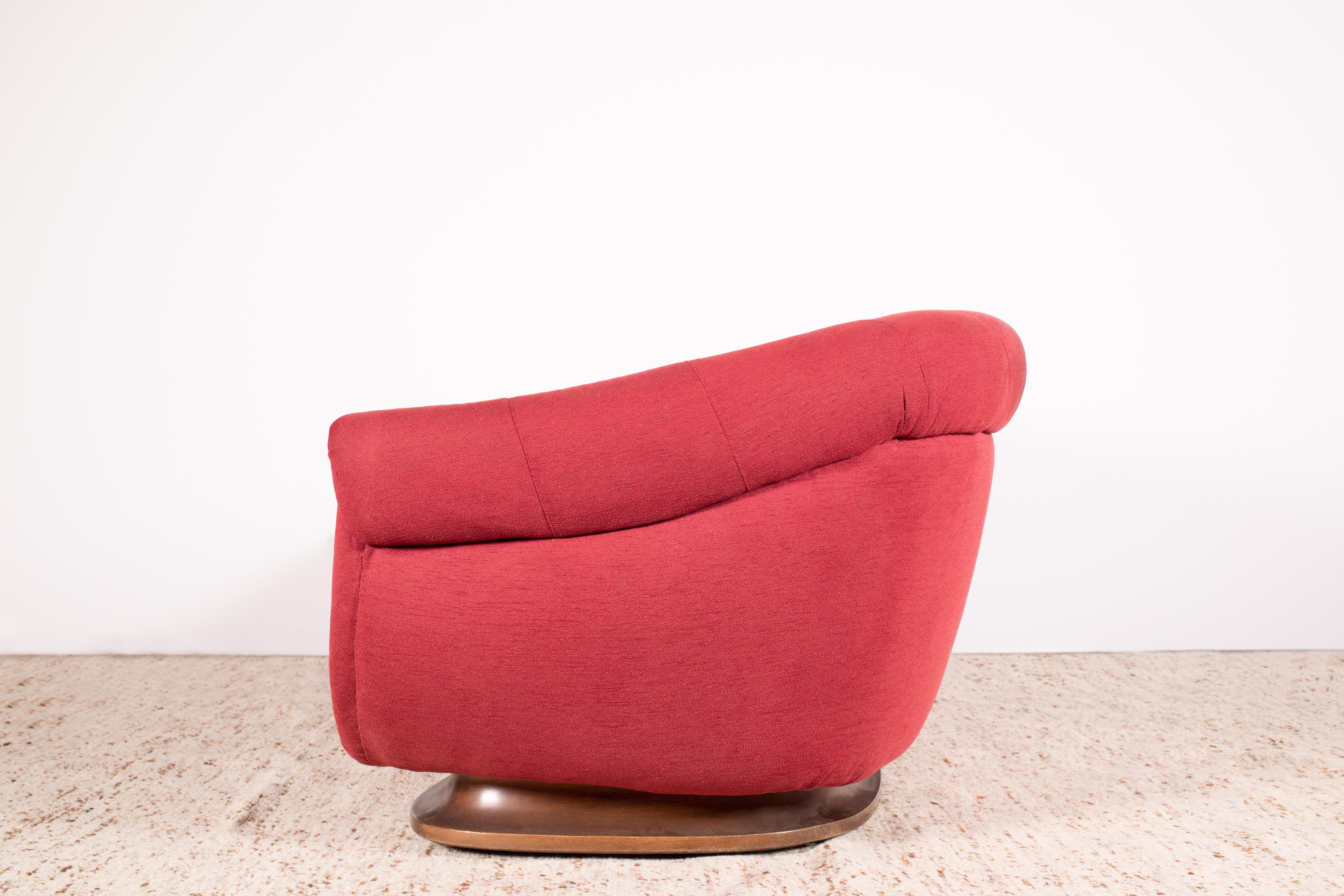1950er Modernes italienisches geschwungenes / halbmondförmiges 3-Sitz-Sofa aus rotem Stoff und Nussbaum (20. Jahrhundert) im Angebot