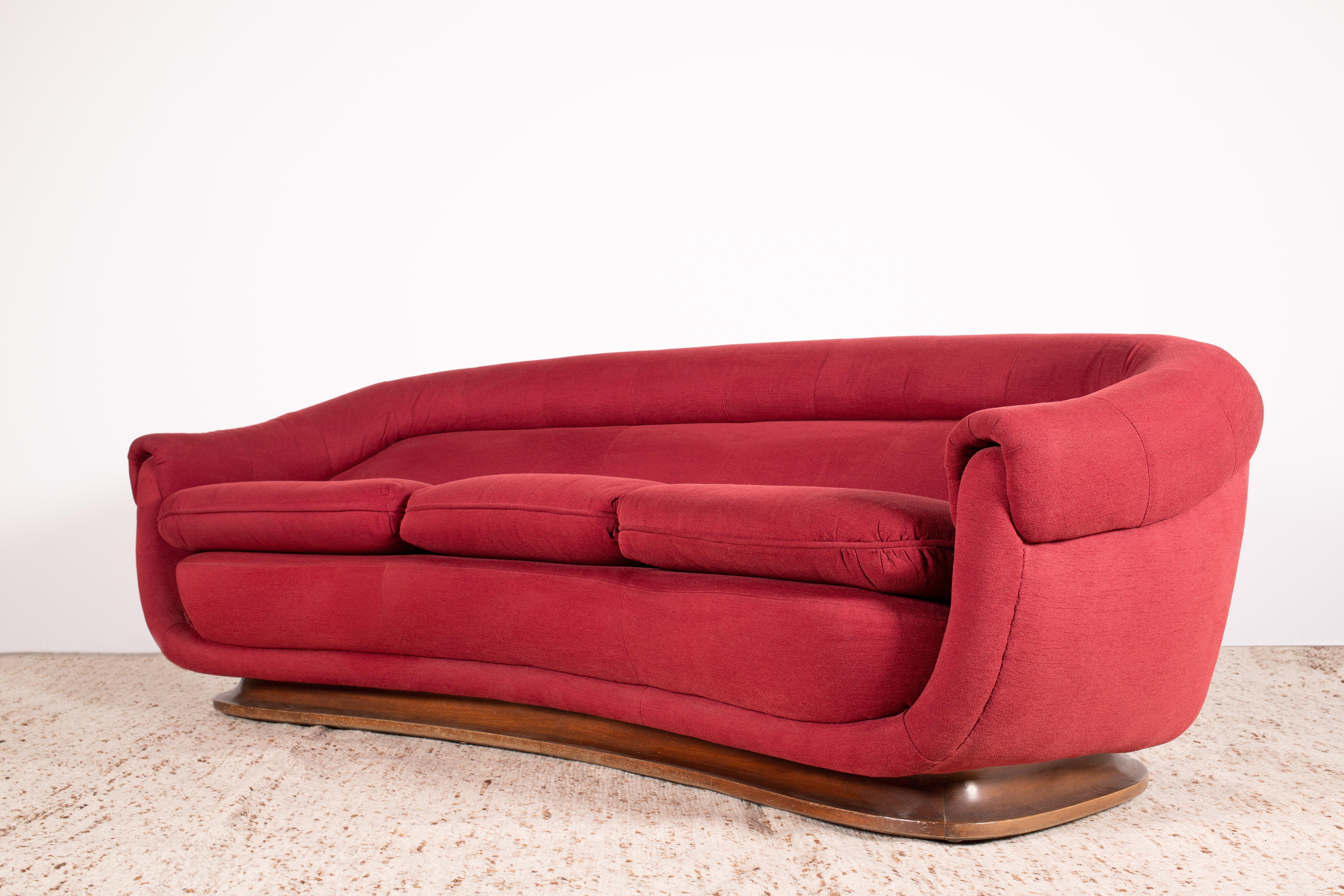 1950er Modernes italienisches geschwungenes / halbmondförmiges 3-Sitz-Sofa aus rotem Stoff und Nussbaum im Angebot 1