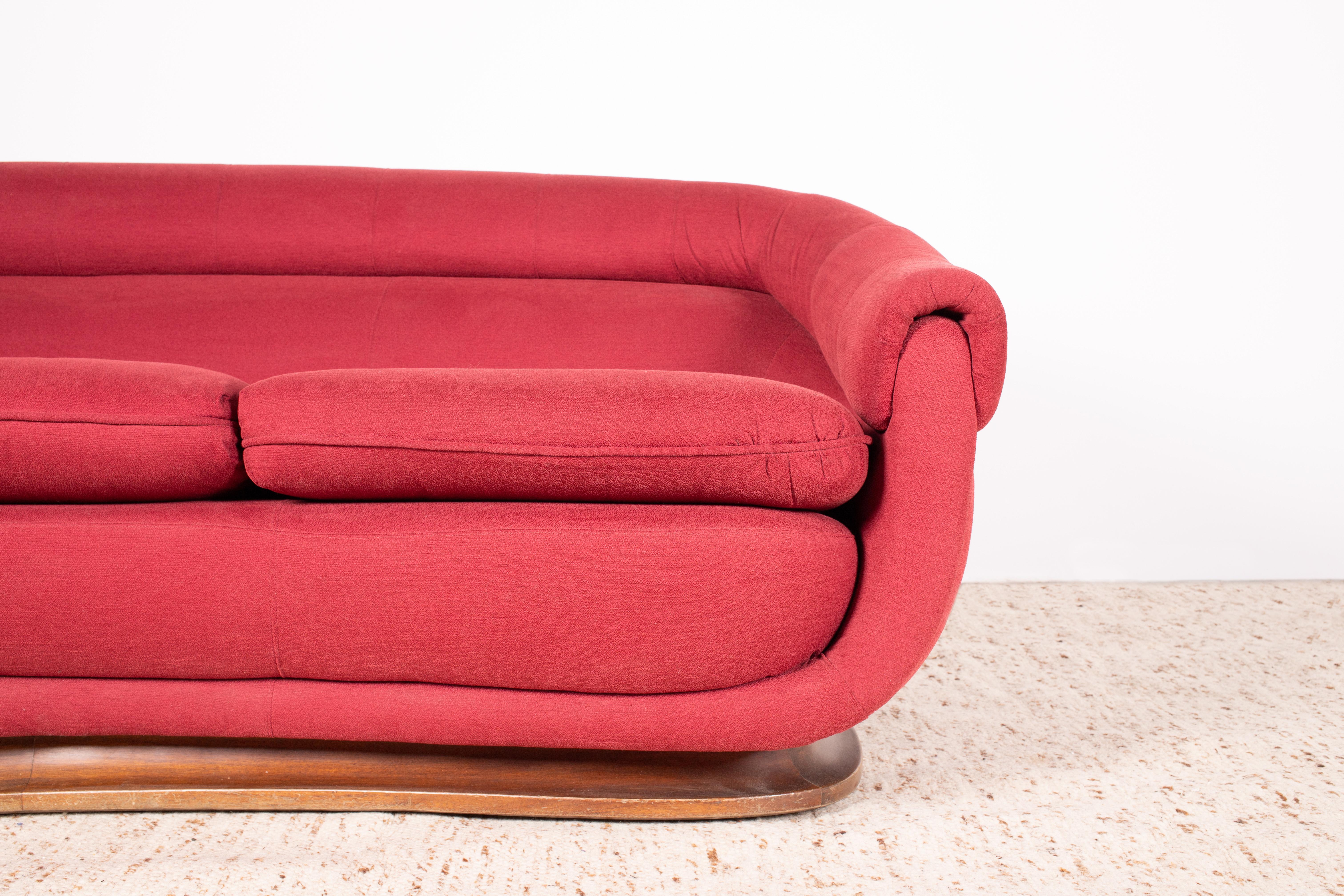 1950er Modernes italienisches geschwungenes / halbmondförmiges 3-Sitz-Sofa aus rotem Stoff und Nussbaum im Angebot 2