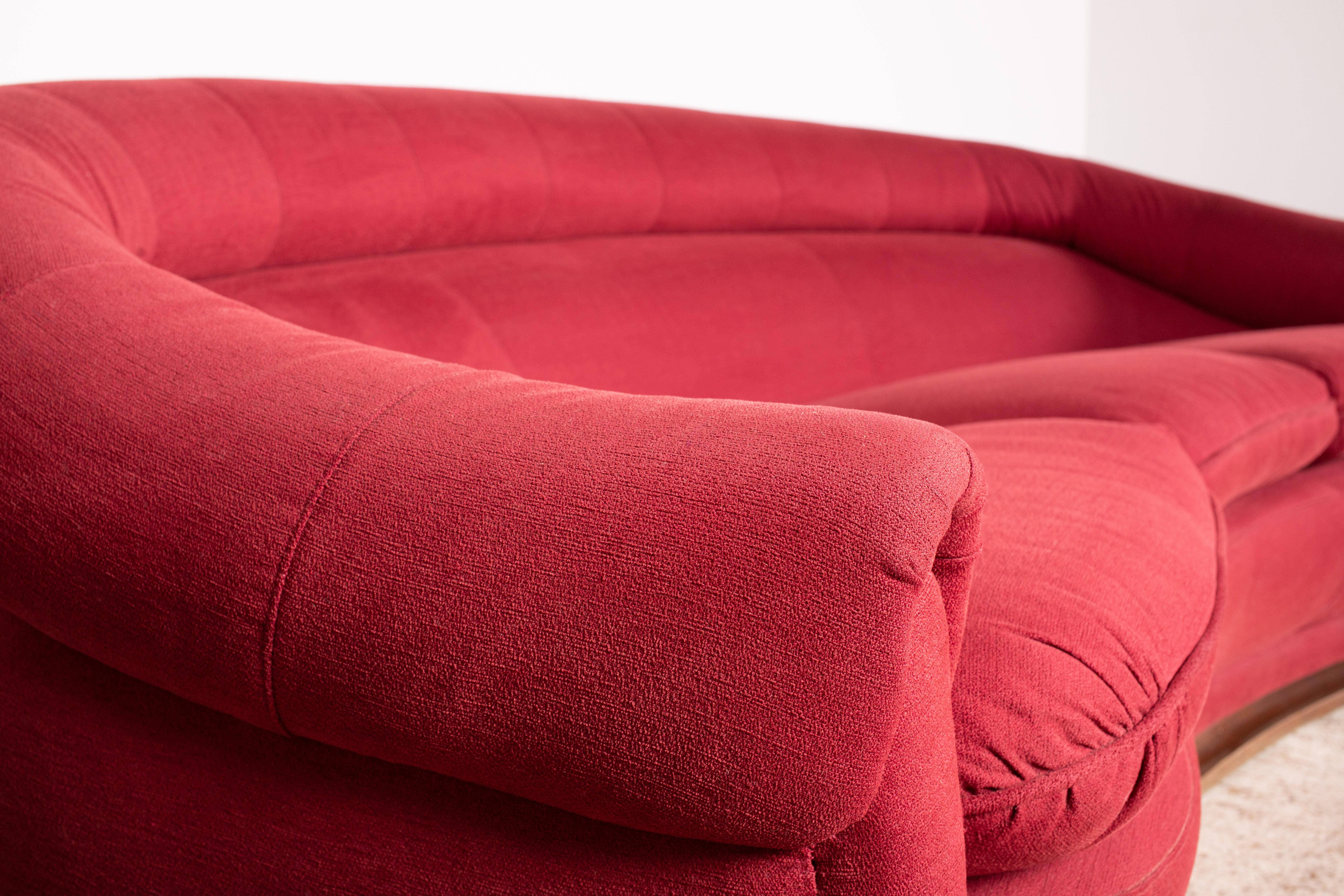 1950s Modern Italian Curved / Crescent 3-Seat Sofa in Red Fabric & Walnut For Sale 1