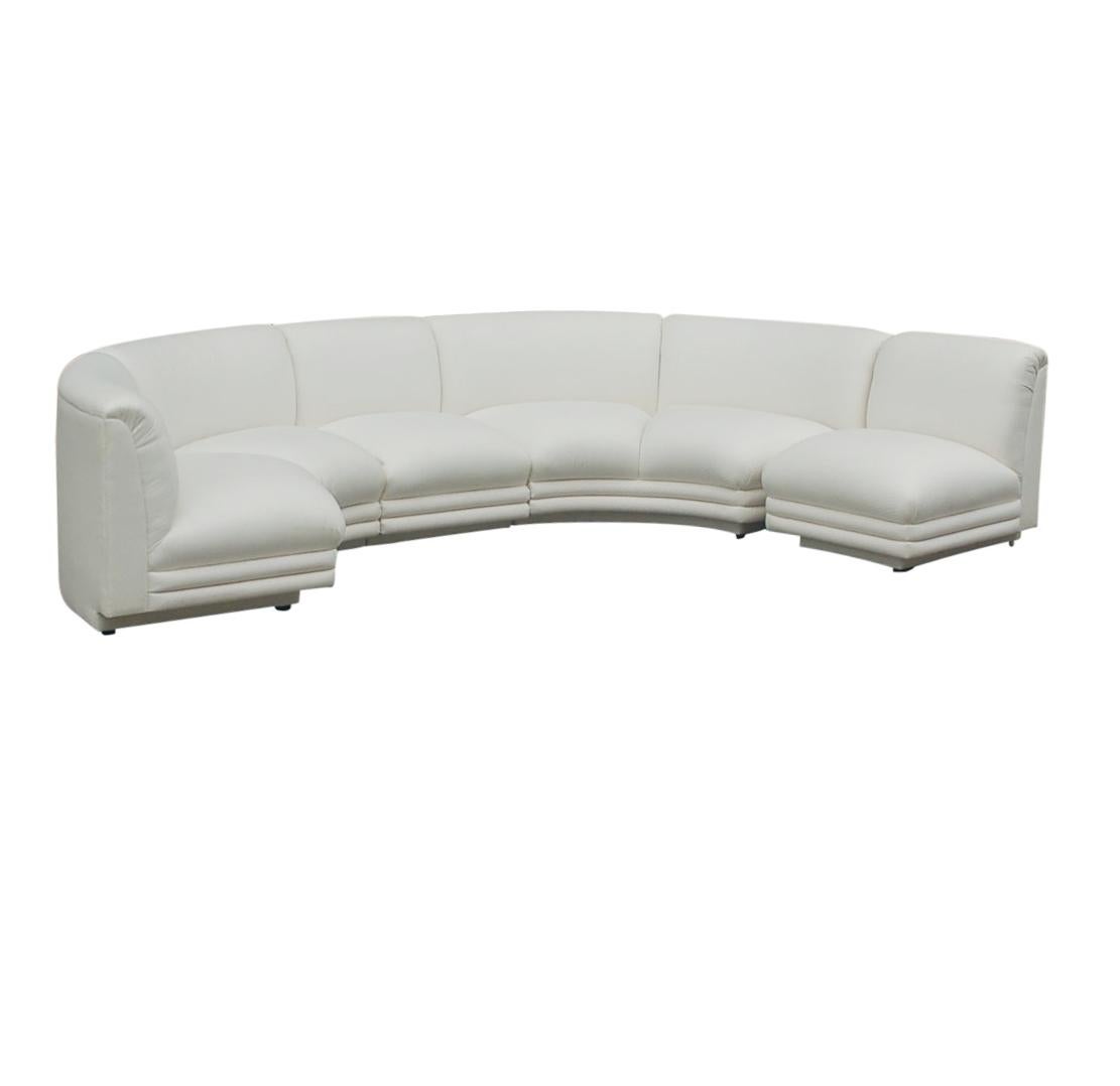 Mid-Century Modern Italian Curved Semi Circular Sectional Sofa in White Fabric In Good Condition In Philadelphia, PA