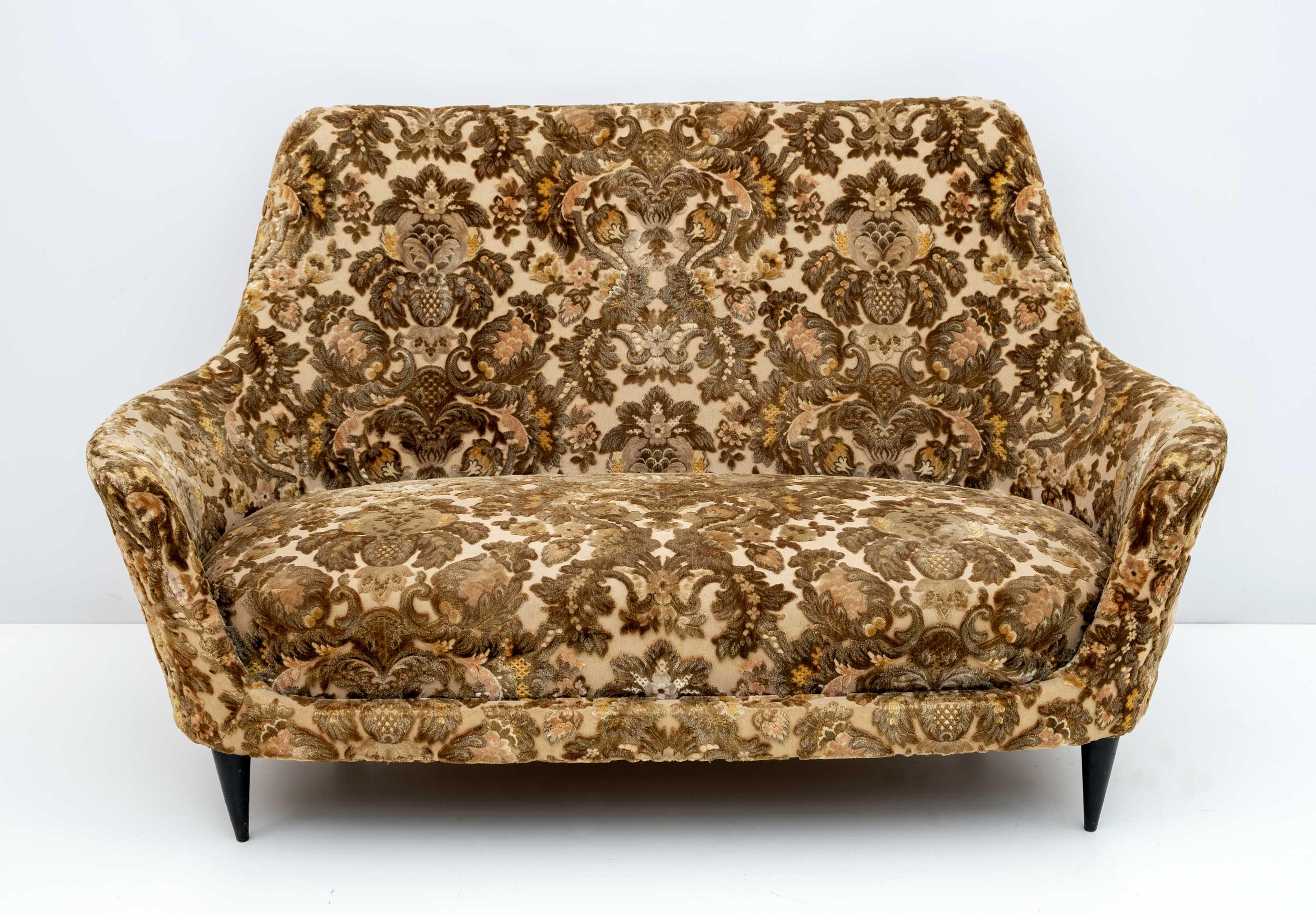 Geschwungenes Sofa aus den 1950er Jahren, italienische Produktion. Original-Polsterung der Zeit, wir empfehlen, den Stoff zu ersetzen.