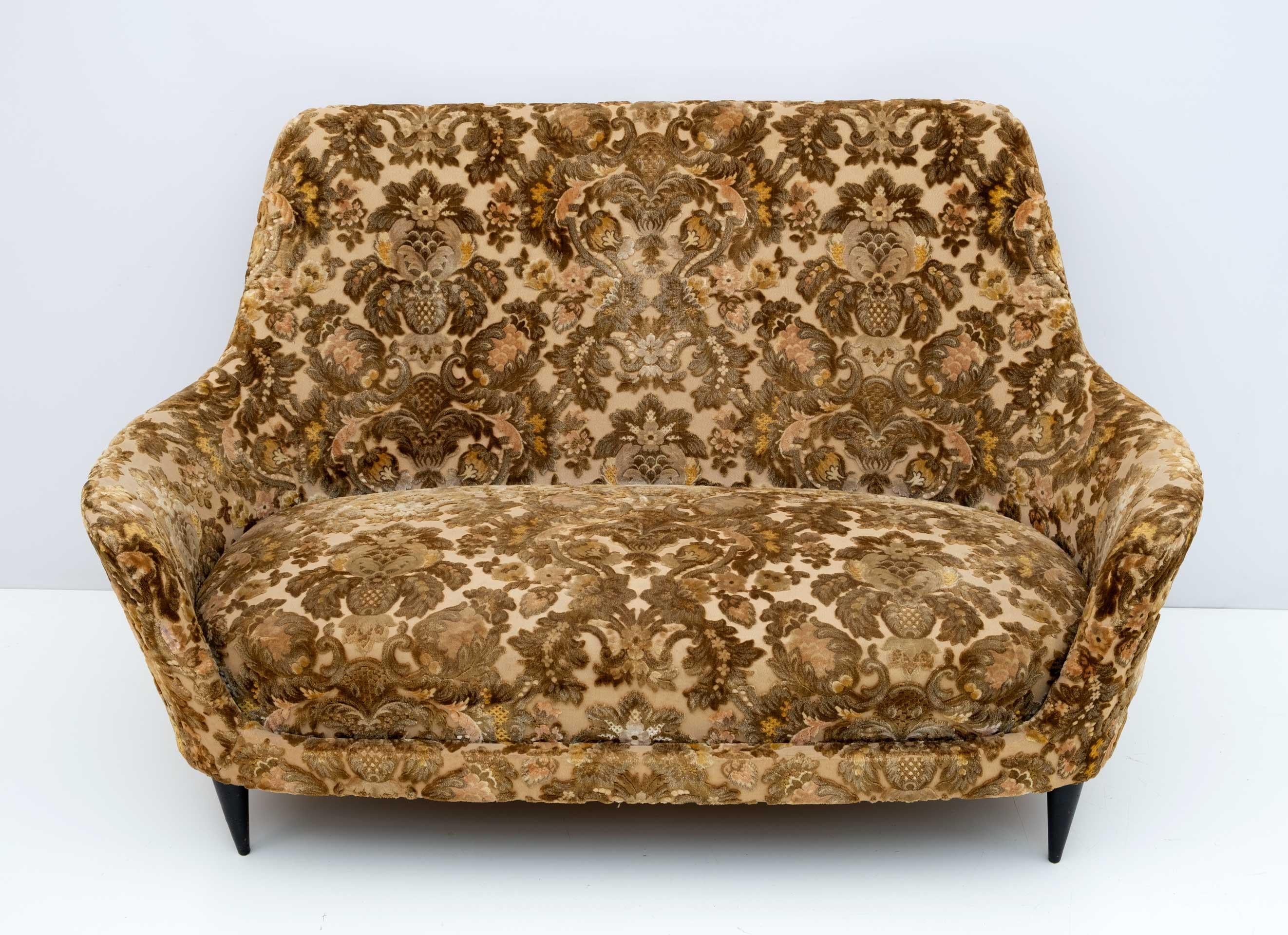 Modernes italienisches geschwungenes kleines Sofa aus der Mitte des Jahrhunderts 1950er Jahre (Moderne der Mitte des Jahrhunderts) im Angebot