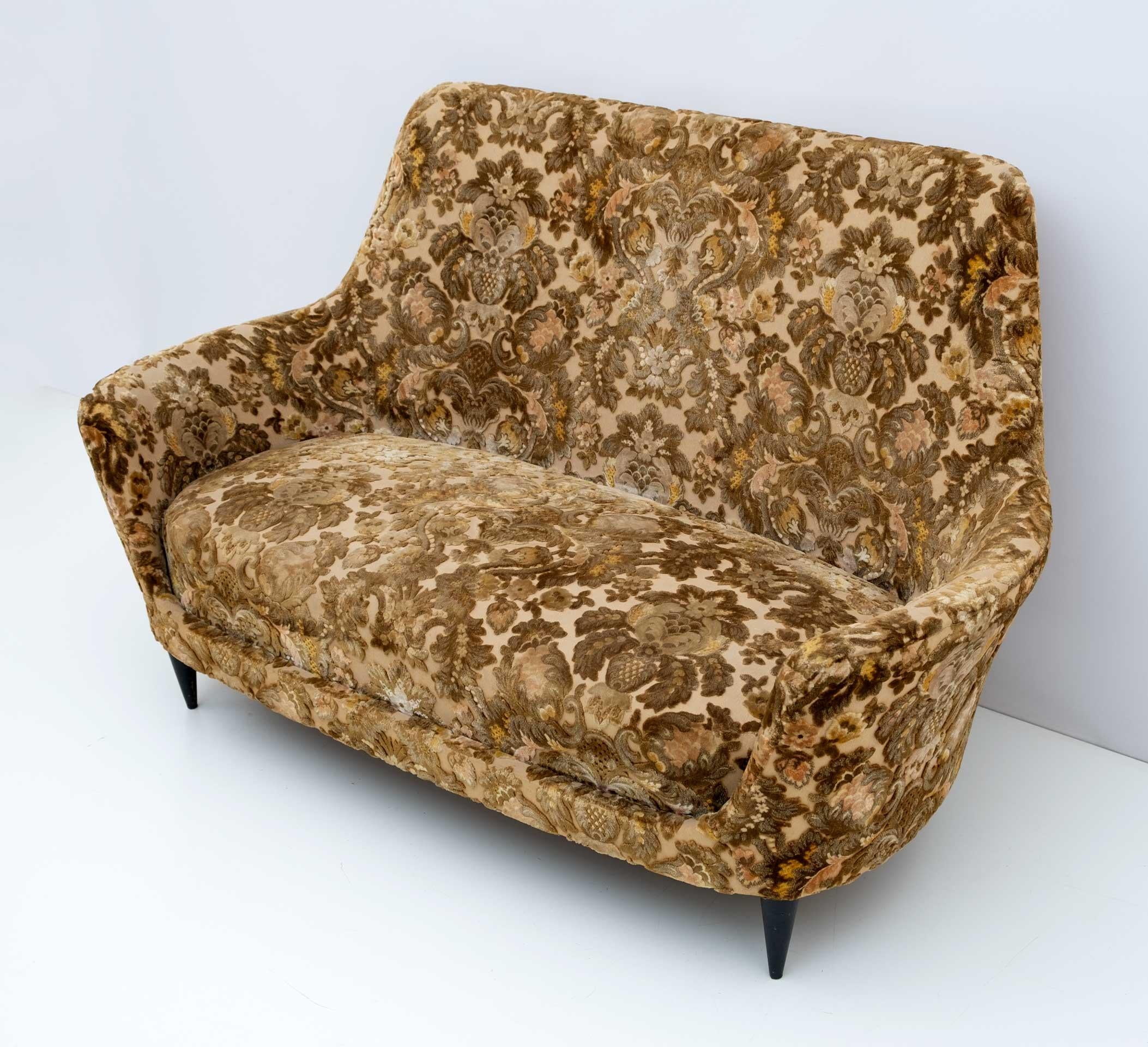 Modernes italienisches geschwungenes kleines Sofa aus der Mitte des Jahrhunderts 1950er Jahre (Italienisch) im Angebot
