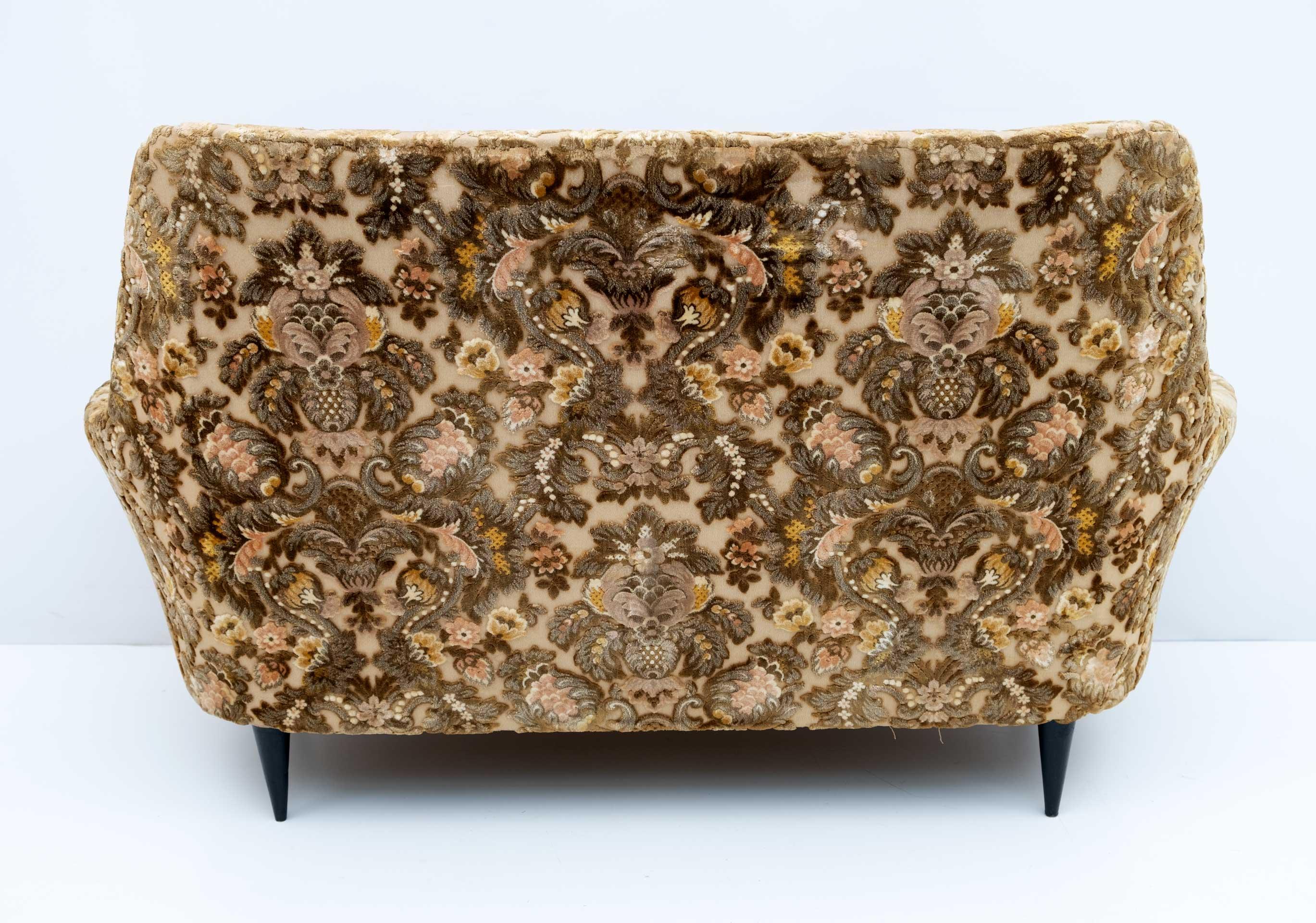 Modernes italienisches geschwungenes kleines Sofa aus der Mitte des Jahrhunderts 1950er Jahre im Angebot 1