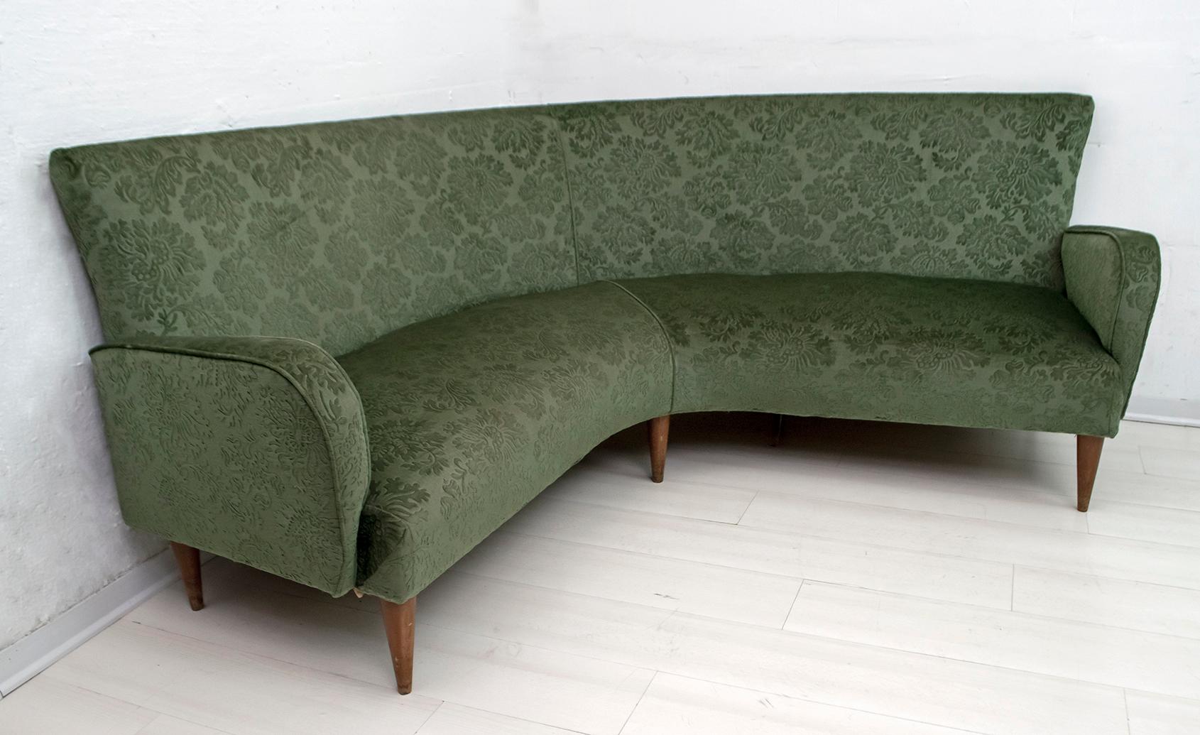 Original Italian corner sofa from the 1950s, the upholstery is from the time, in damask velvet, in good condition but the intervention of the upholsterer is recommended.