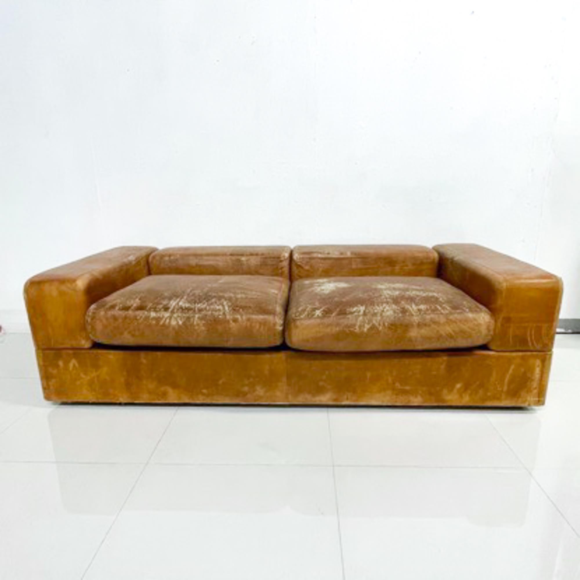 Vintage Italian Sofa model 711 designed by Tito Agnoli for Cinova
Italy 1960s.
The sofa can be transformed into a daybed. 
Tan leather (original) with vintage patina.
Fair condition, the cushions are comfortable, leather has wear and has gone