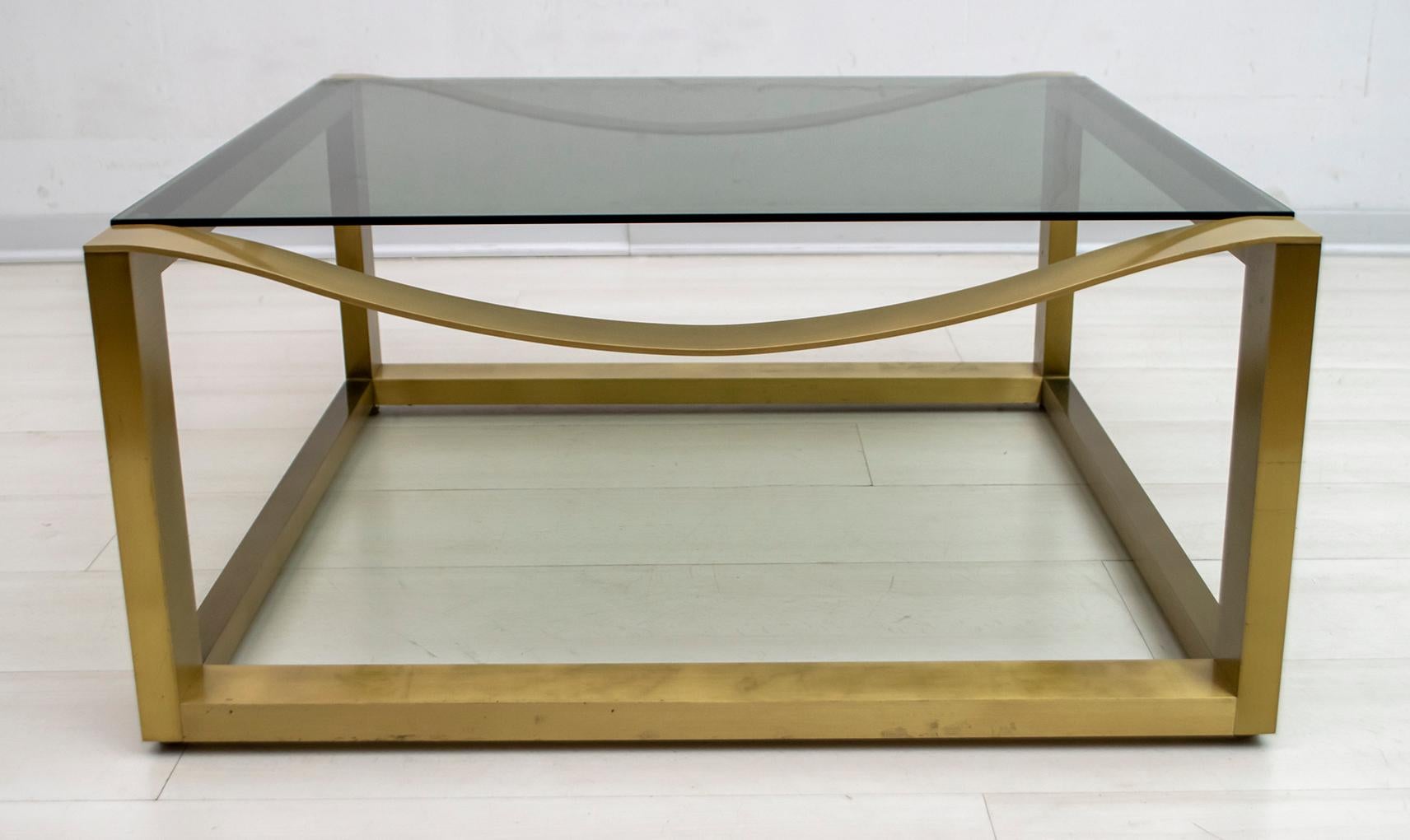 Verre fumé Table basse en laiton de conception italienne moderne du milieu du siècle dernier, 1970 en vente