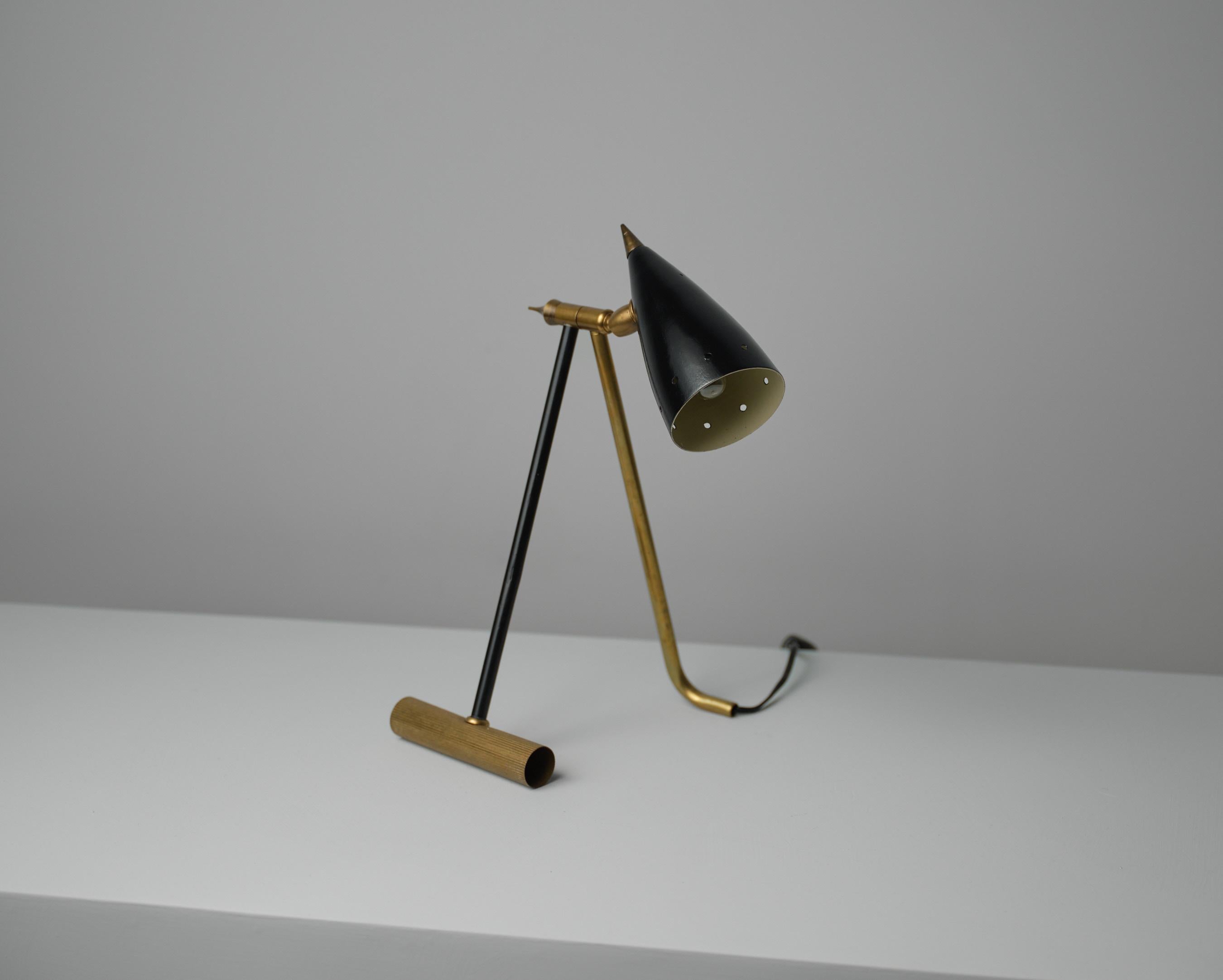 Mid-Century Modern Lampe de bureau italienne The Modernity en laiton et métal laqué noir en vente