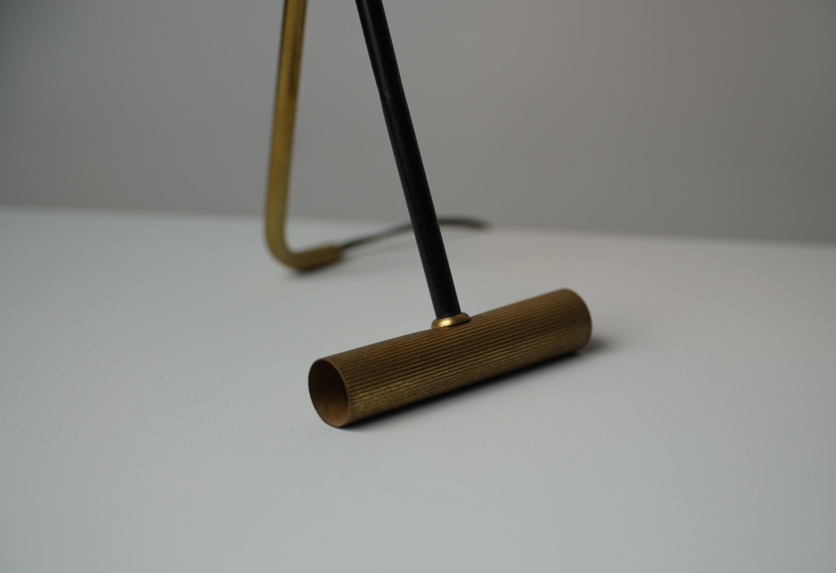 Lampe de bureau italienne The Modernity en laiton et métal laqué noir Bon état - En vente à Rome, IT