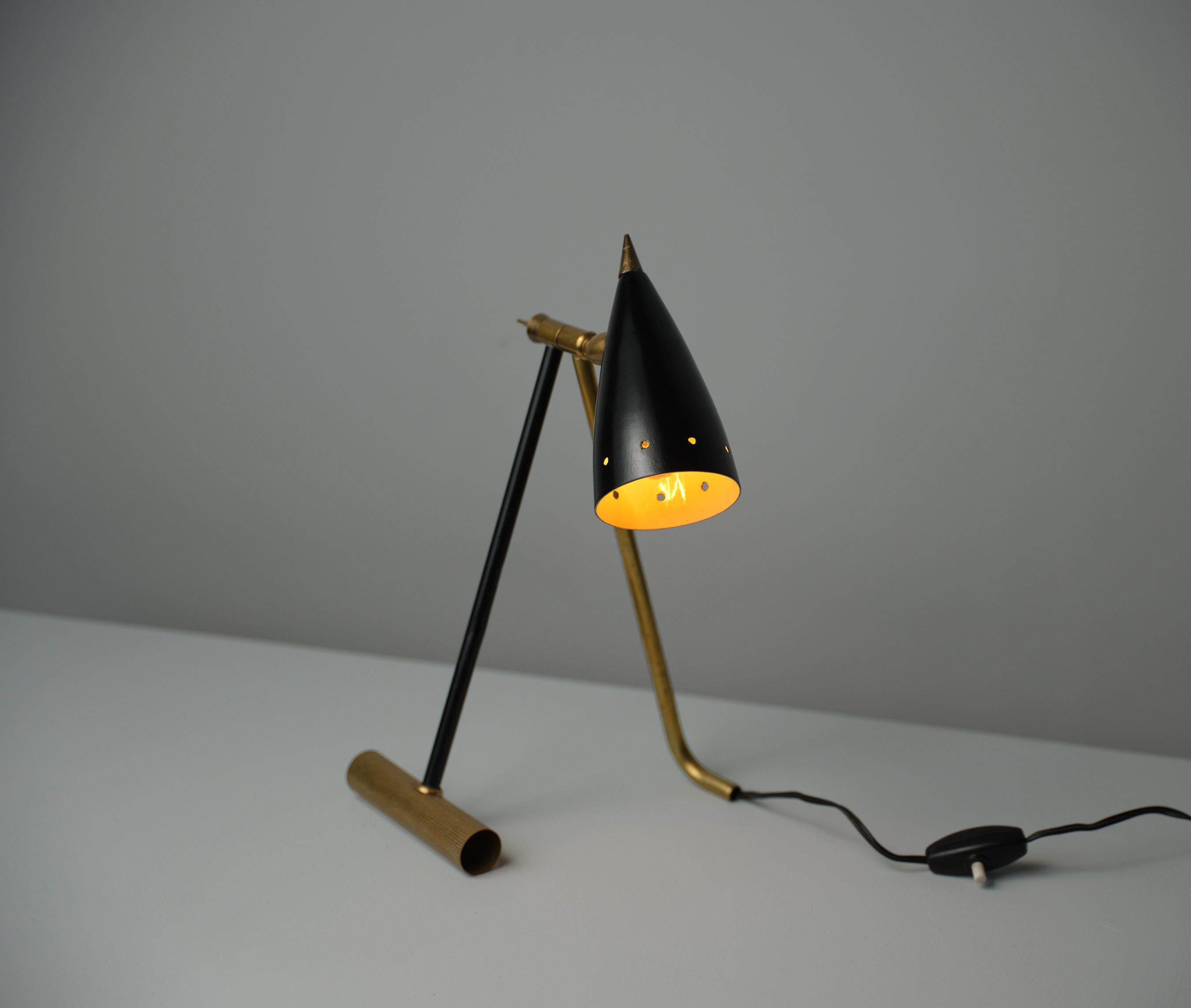 Milieu du XXe siècle Lampe de bureau italienne The Modernity en laiton et métal laqué noir en vente