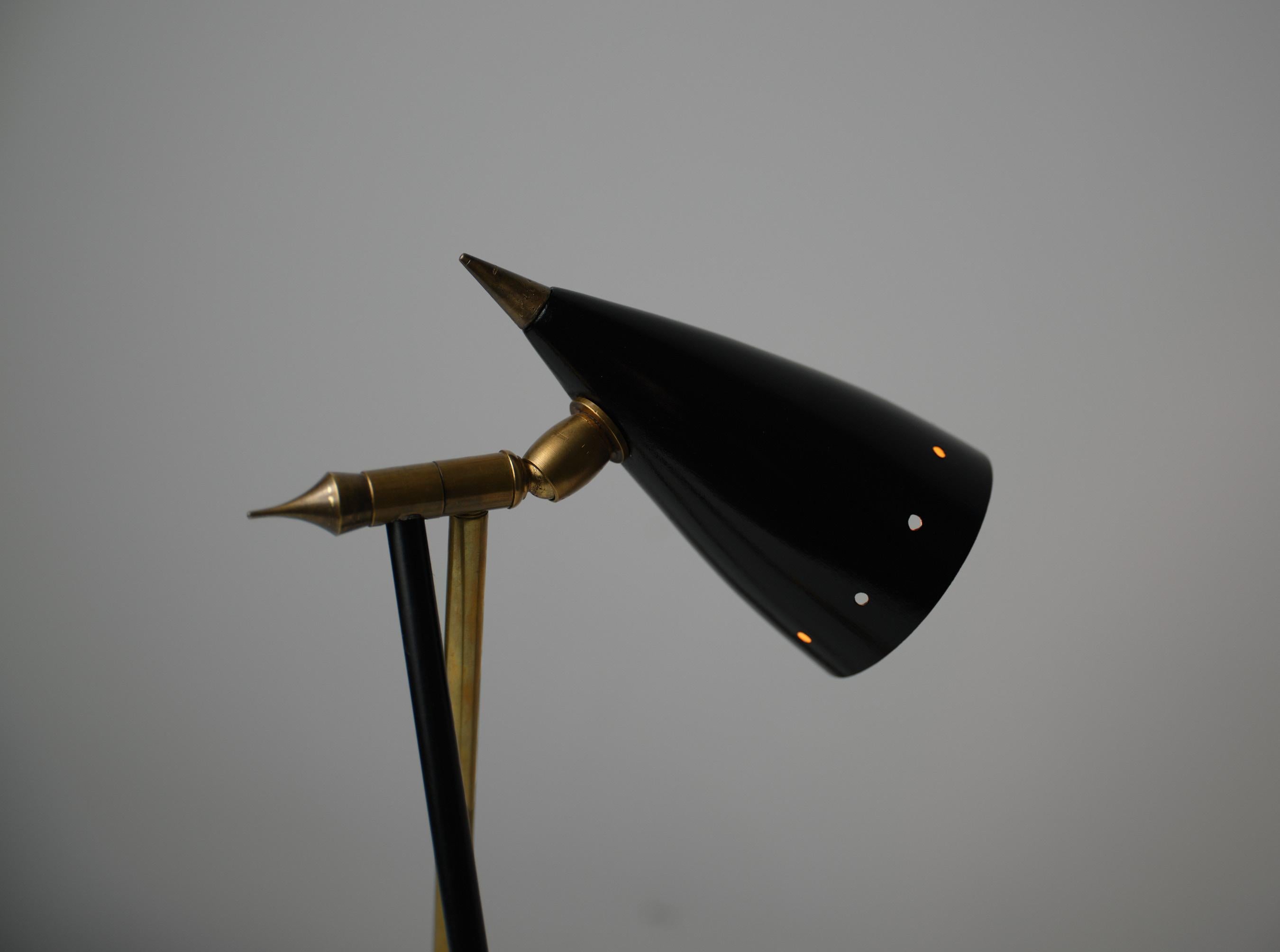 Métal Lampe de bureau italienne The Modernity en laiton et métal laqué noir en vente