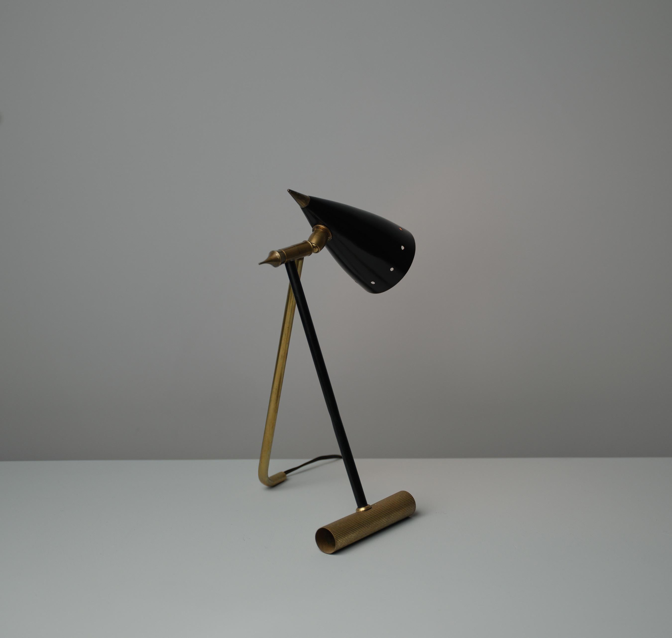 Lampe de bureau italienne The Modernity en laiton et métal laqué noir en vente 1