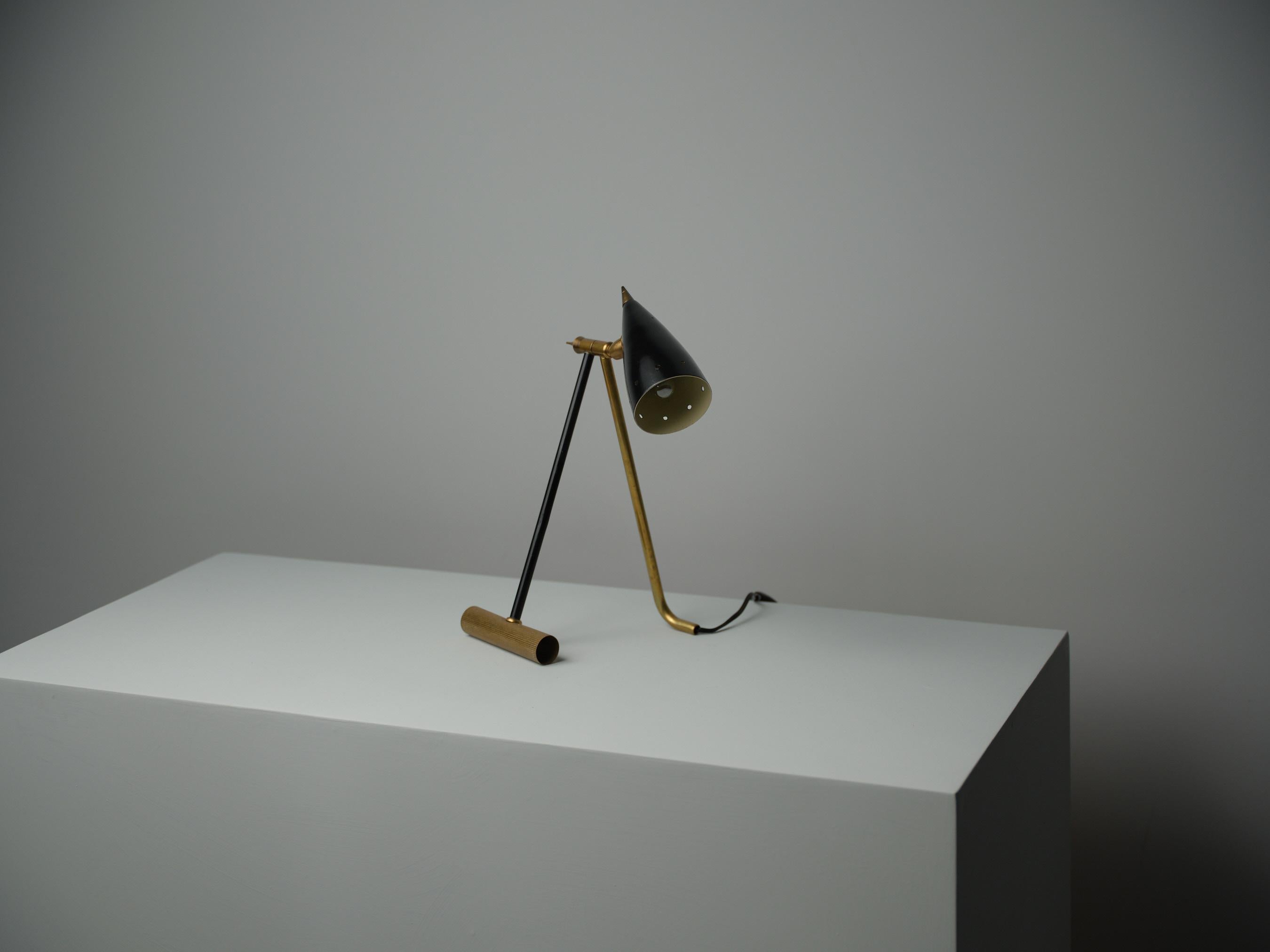 Lampe de bureau italienne The Modernity en laiton et métal laqué noir en vente 2