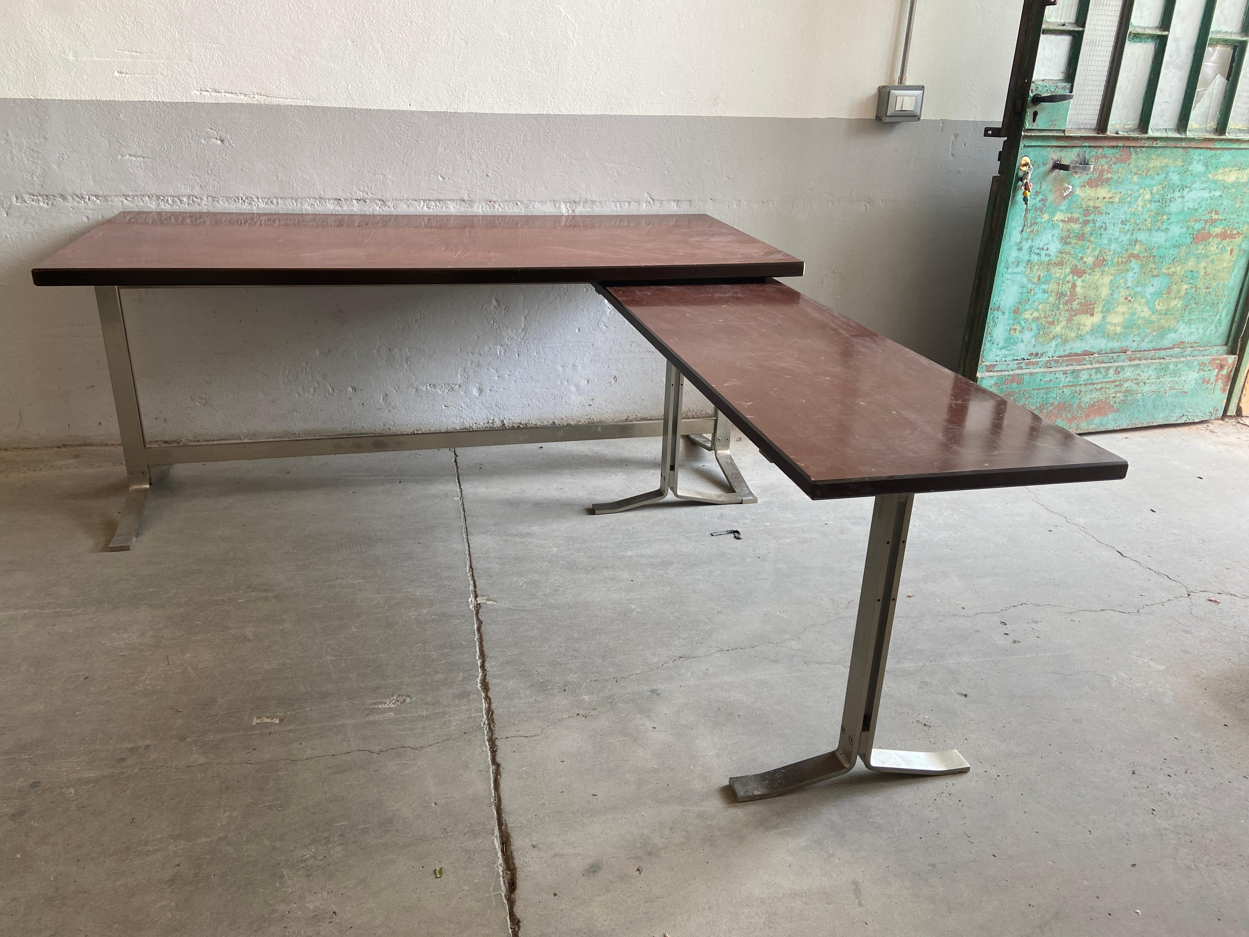 Veneer Mid-Century Modern Italian Desk Table by Gianni Moscatelli for Formanova For Sale