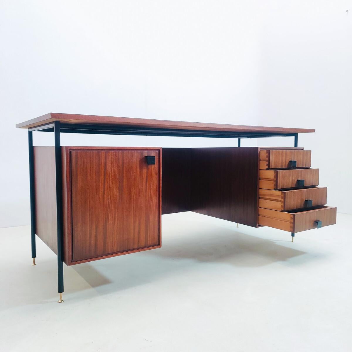 Mid-Century Modern Italian Desk with Drawers, Wood, 1960s For Sale 6