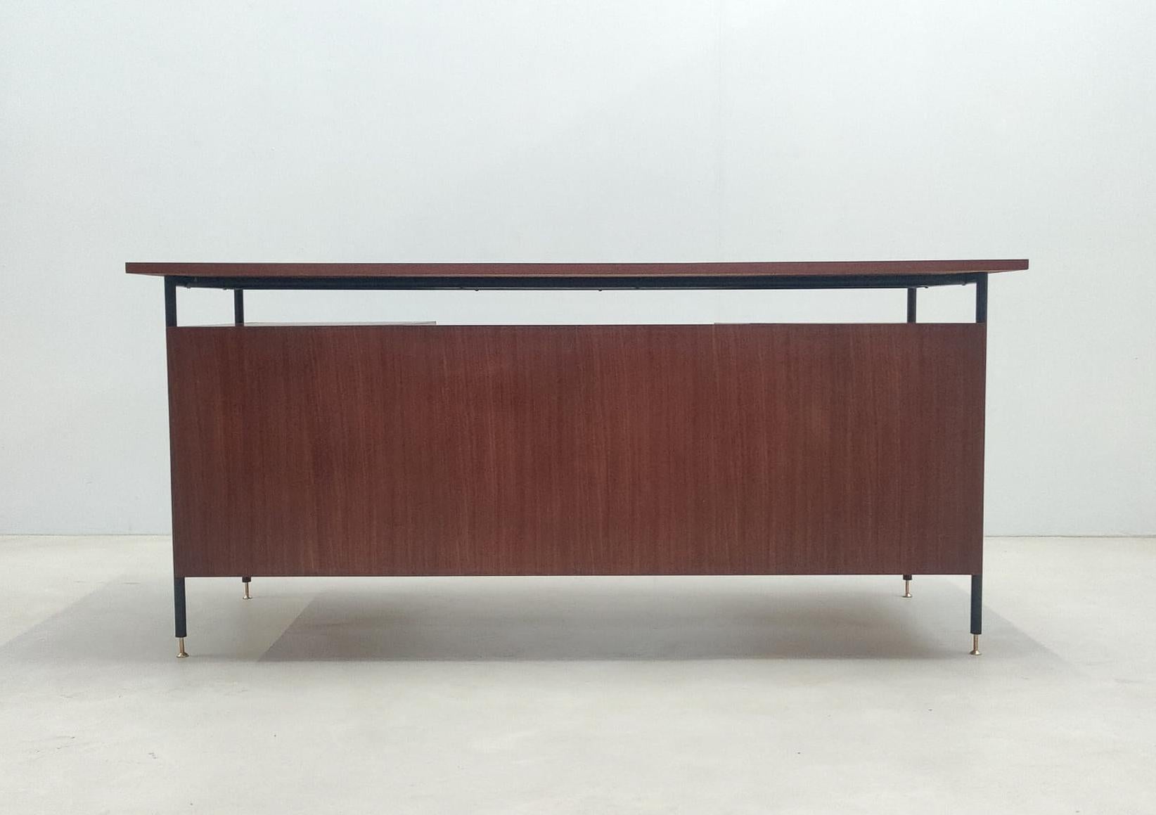 Mid-Century Modern Italian Desk with Drawers, Wood, 1960s In Good Condition For Sale In Brussels, BE