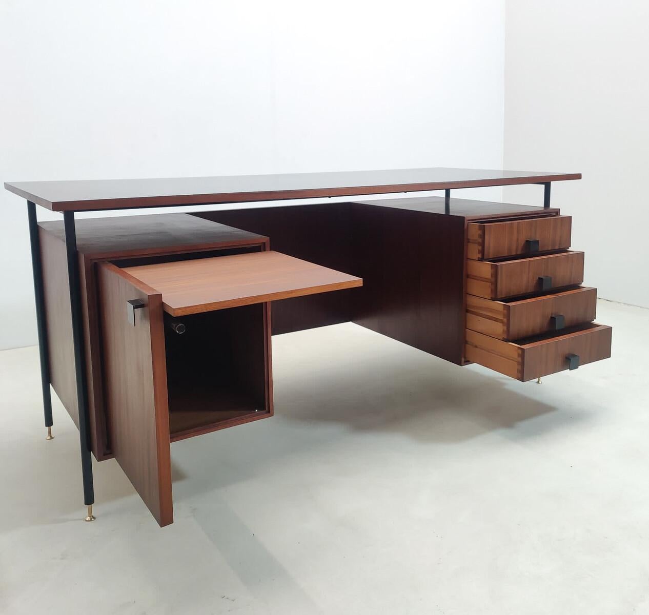 Mid-Century Modern Italian Desk with Drawers, Wood, 1960s For Sale 2
