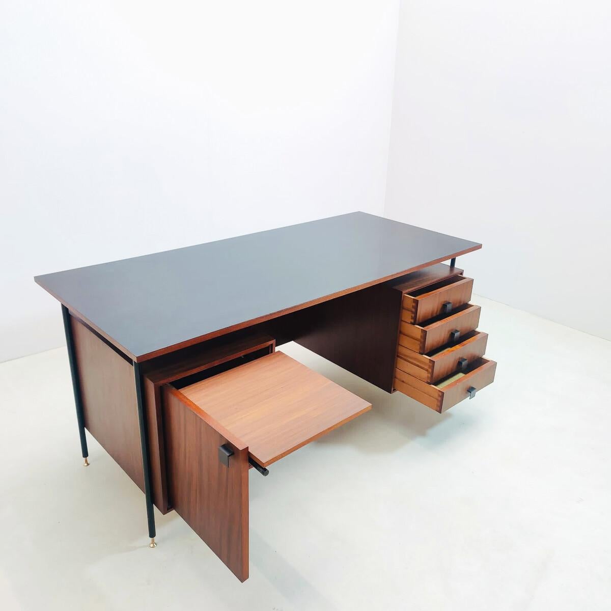 Mid-Century Modern Italian Desk with Drawers, Wood, 1960s For Sale 3