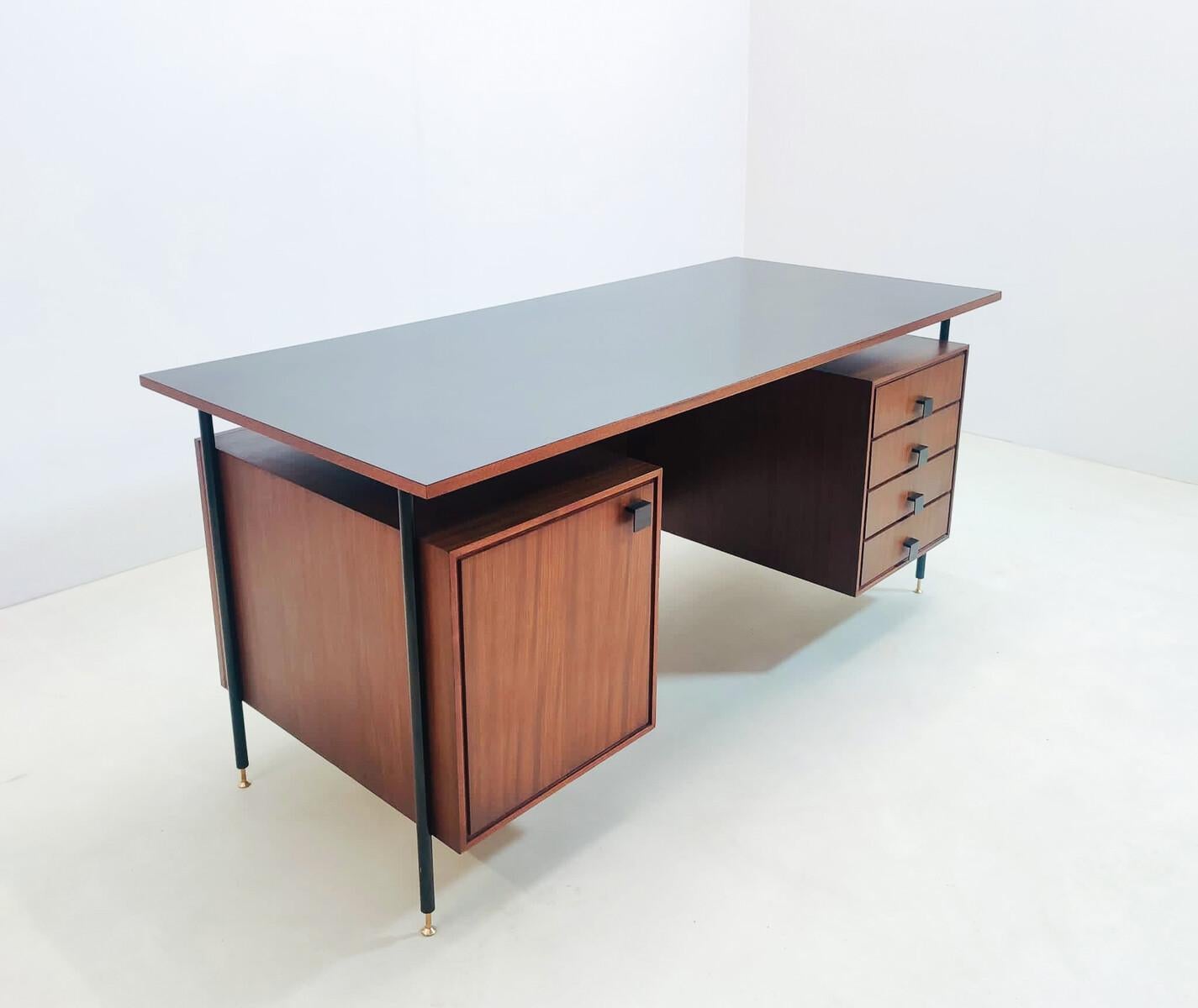 Mid-Century Modern Italian Desk with Drawers, Wood, 1960s For Sale 4