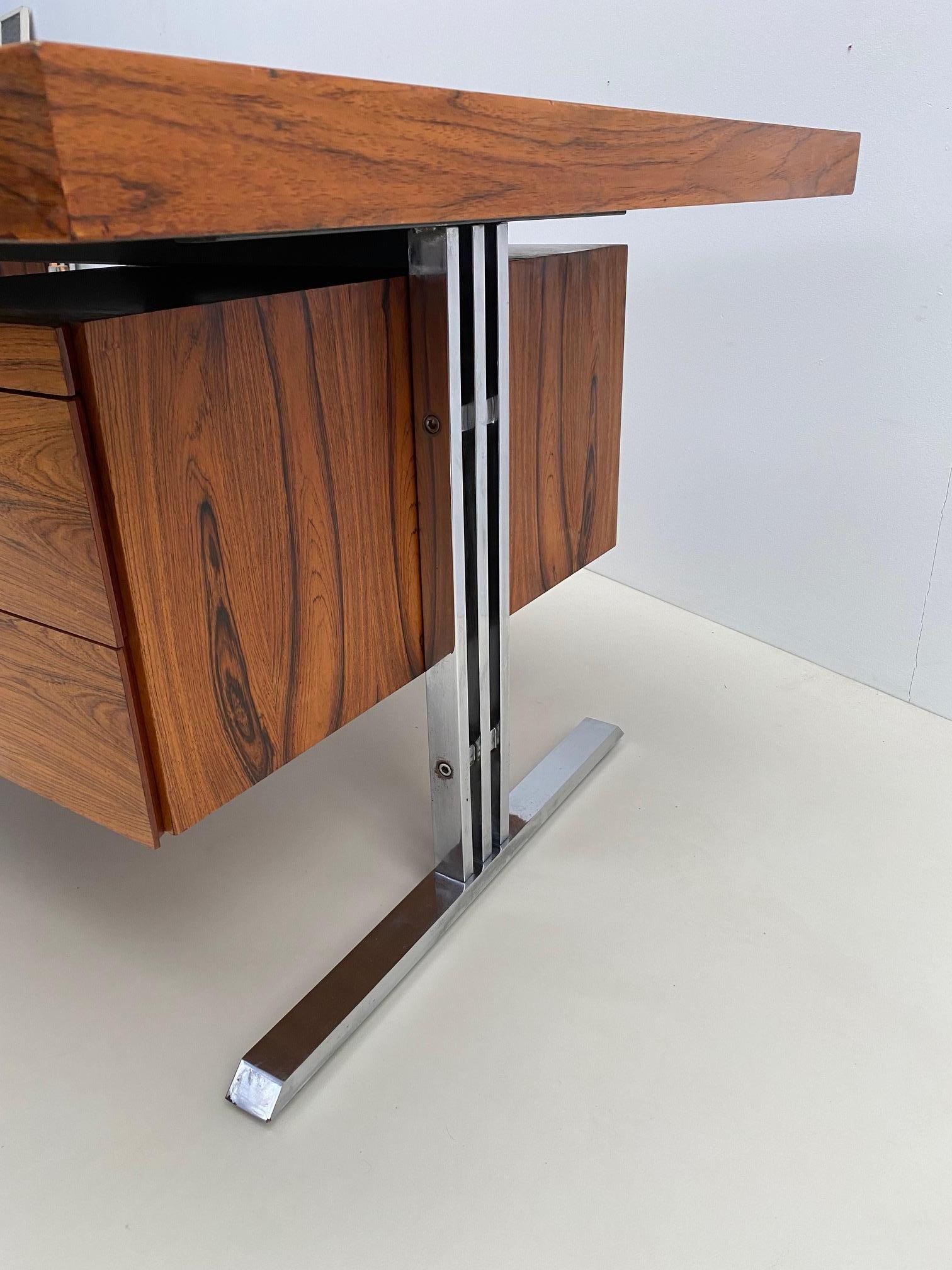 Italienischer Mid-Century Modern-Schreibtisch mit Schubladen aus Holz und Chrom, 1970er Jahre im Angebot 1