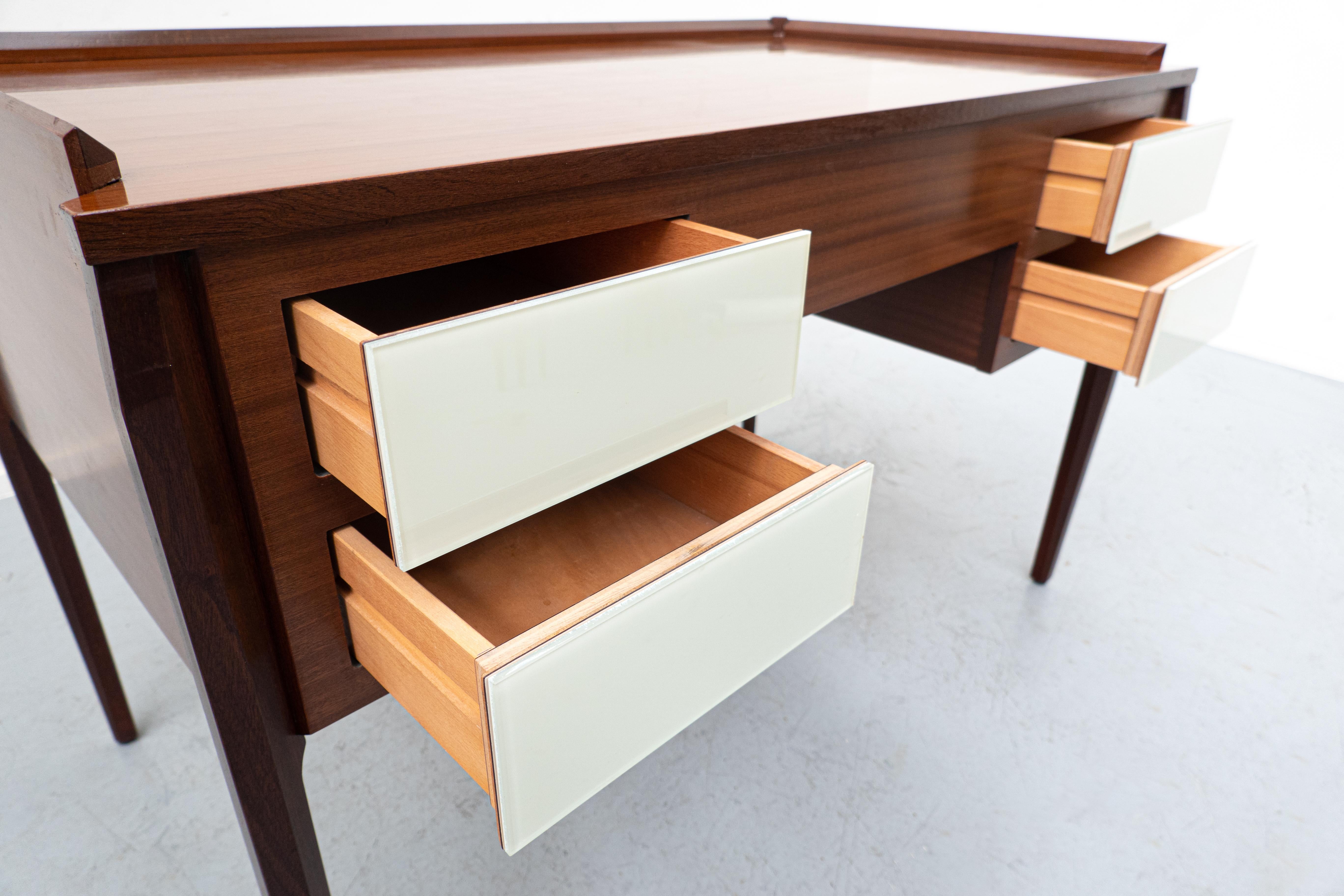 Moderner italienischer Schreibtisch aus der Jahrhundertmitte, Holz und Glas, 1950er Jahre im Angebot 4