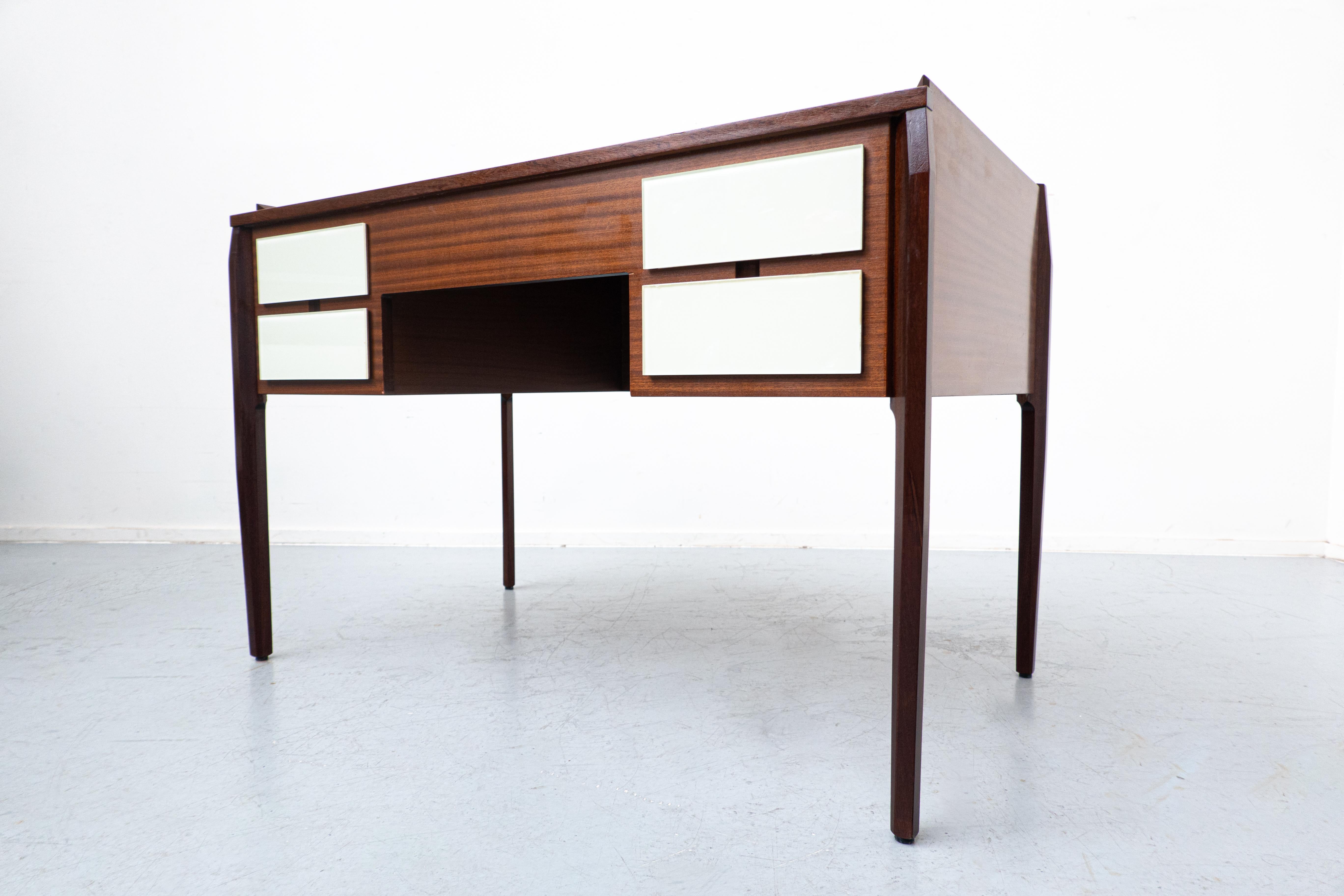 Moderner italienischer Schreibtisch aus der Jahrhundertmitte, Holz und Glas, 1950er Jahre im Angebot 5