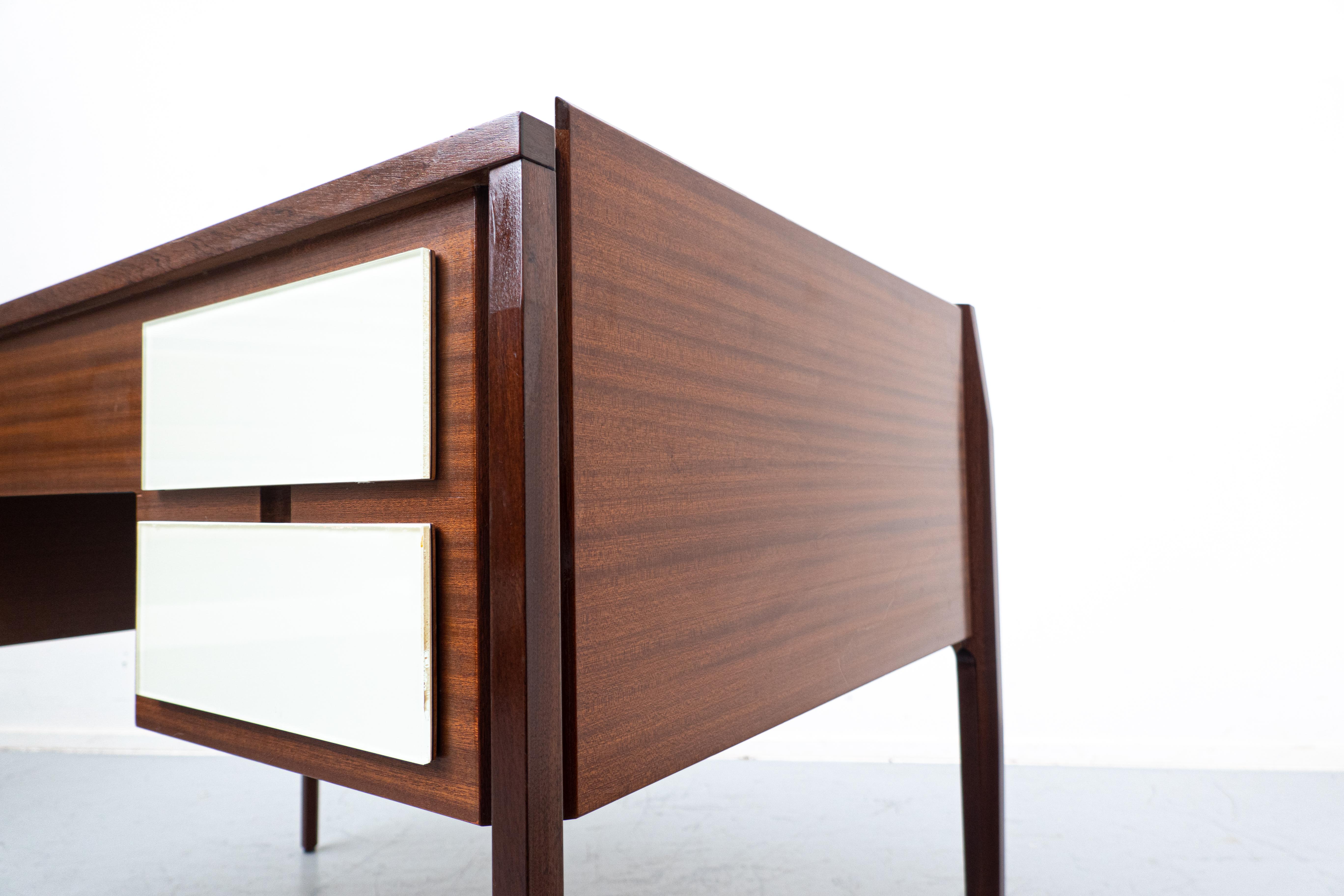 Moderner italienischer Schreibtisch aus der Jahrhundertmitte, Holz und Glas, 1950er Jahre im Angebot 6