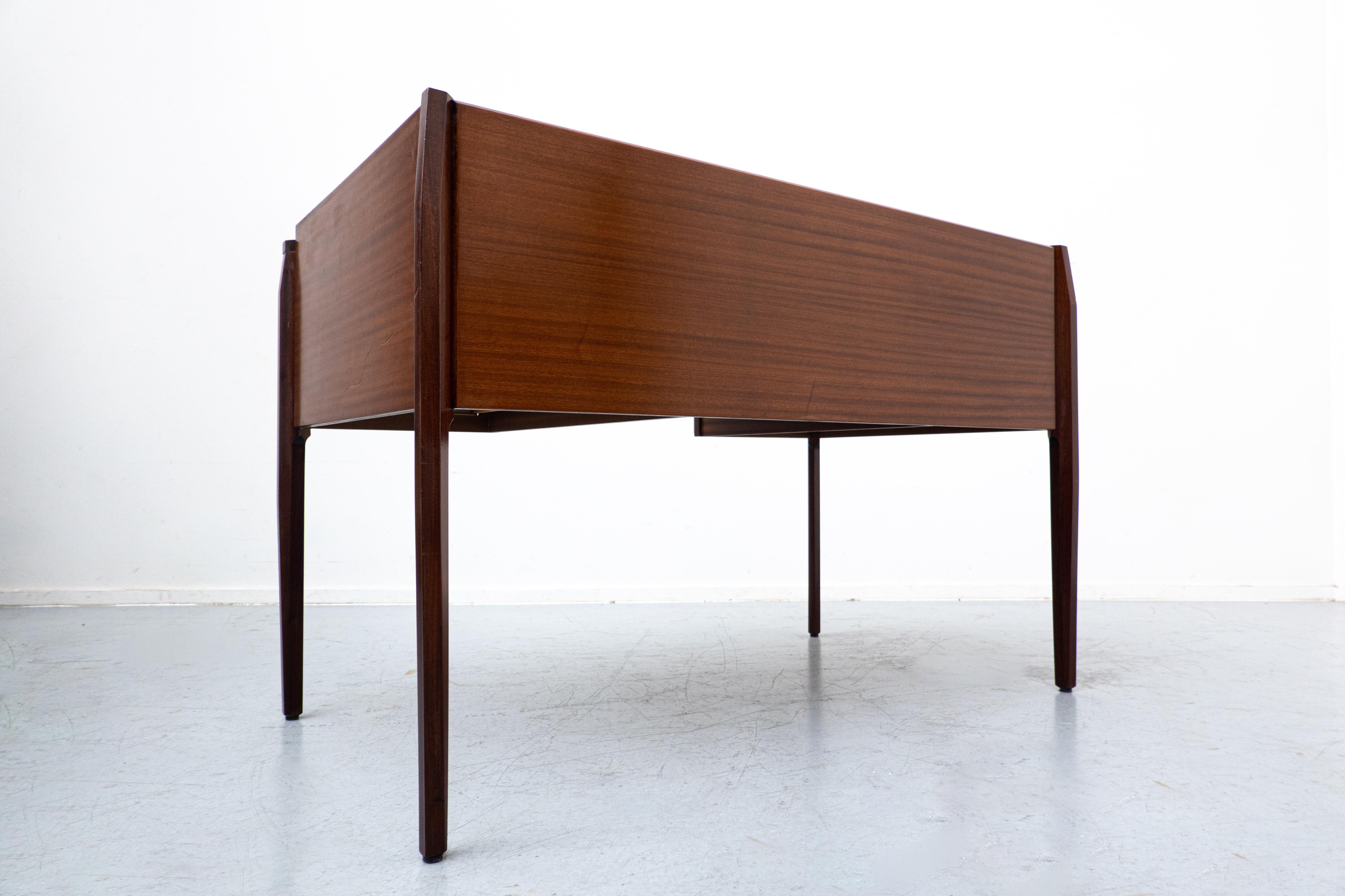 Moderner italienischer Schreibtisch aus der Jahrhundertmitte, Holz und Glas, 1950er Jahre im Angebot 7