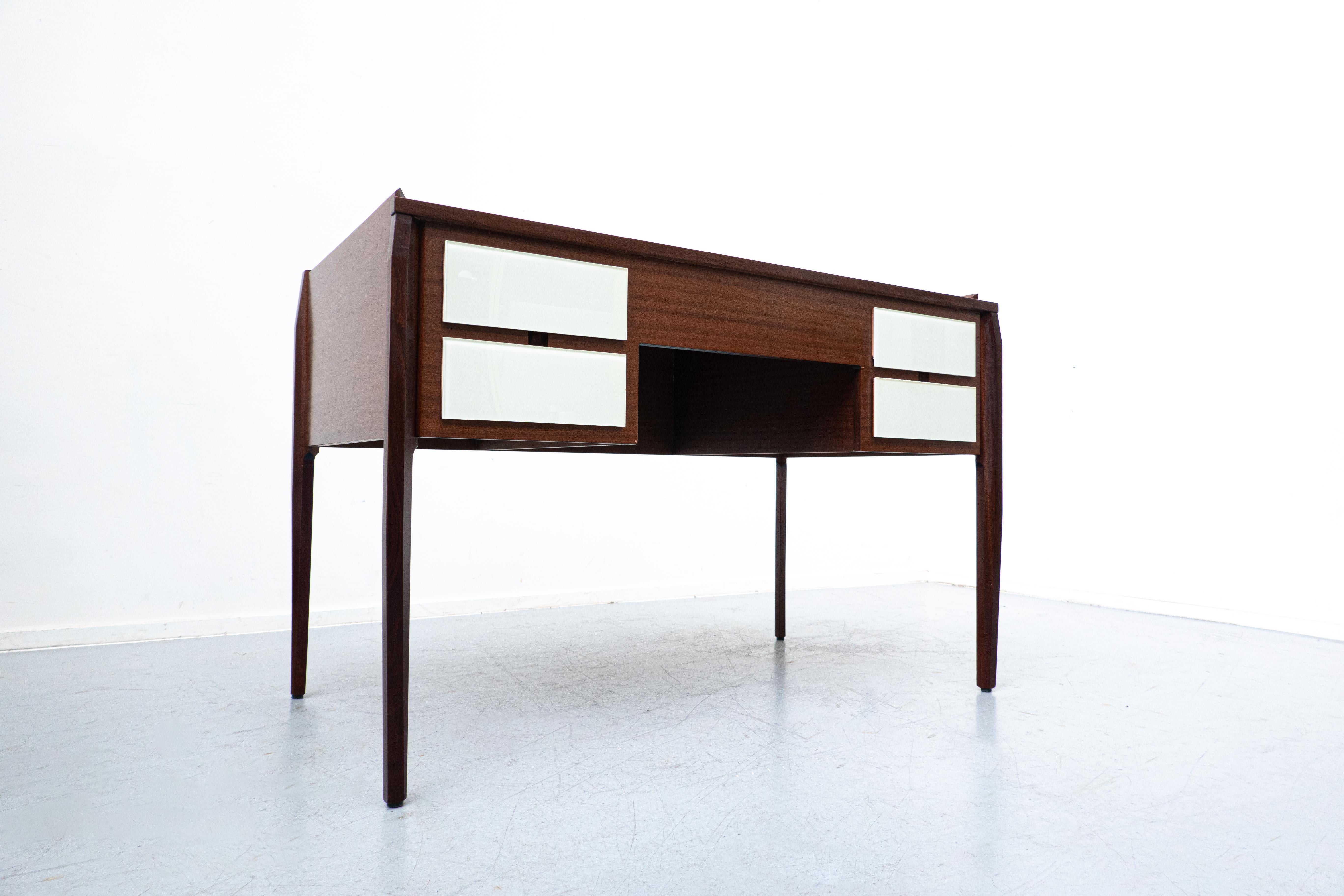 Moderner italienischer Schreibtisch aus der Jahrhundertmitte, Holz und Glas, 1950er Jahre.