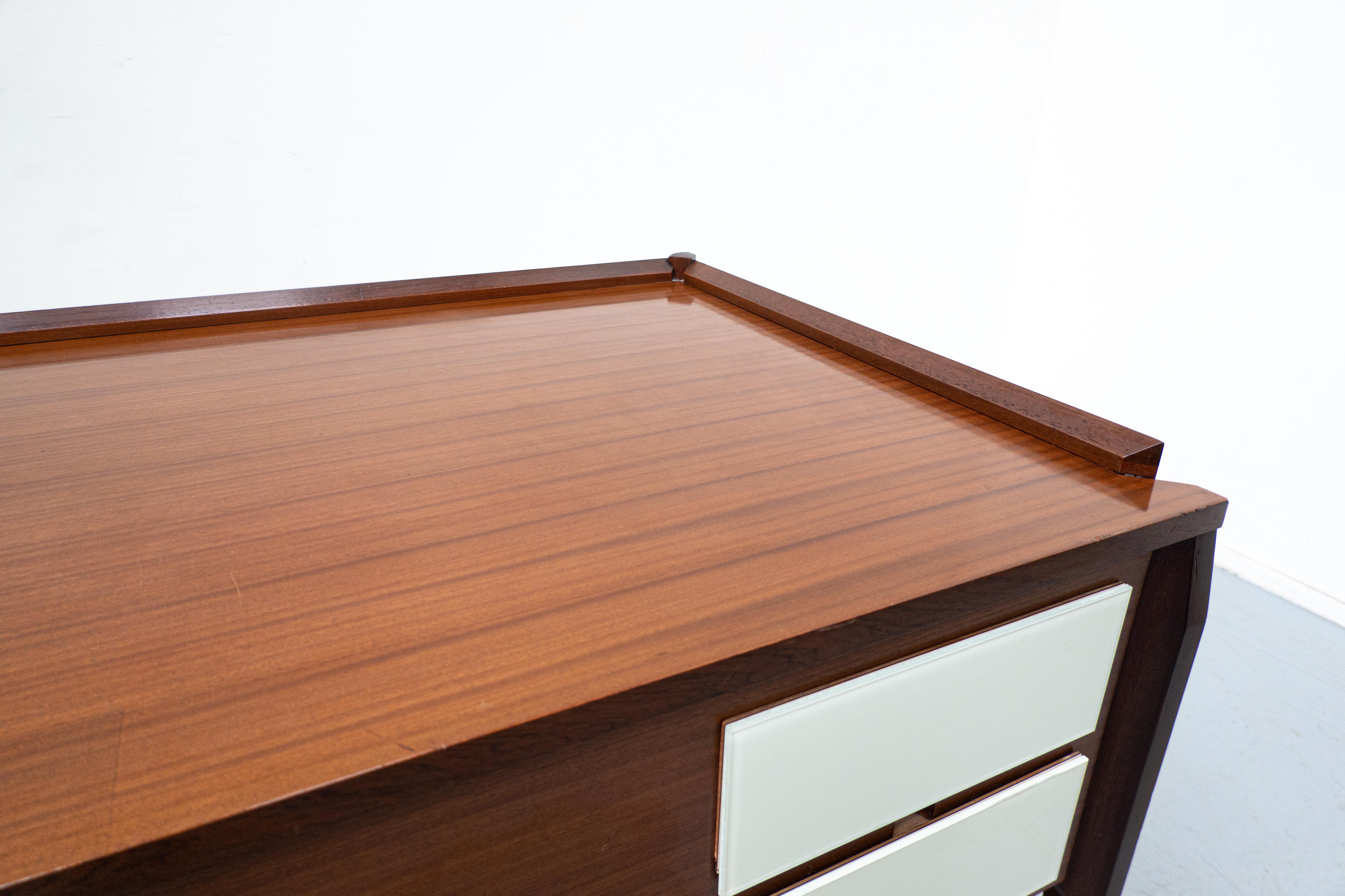 Moderner italienischer Schreibtisch aus der Jahrhundertmitte, Holz und Glas, 1950er Jahre im Zustand „Gut“ im Angebot in Brussels, BE